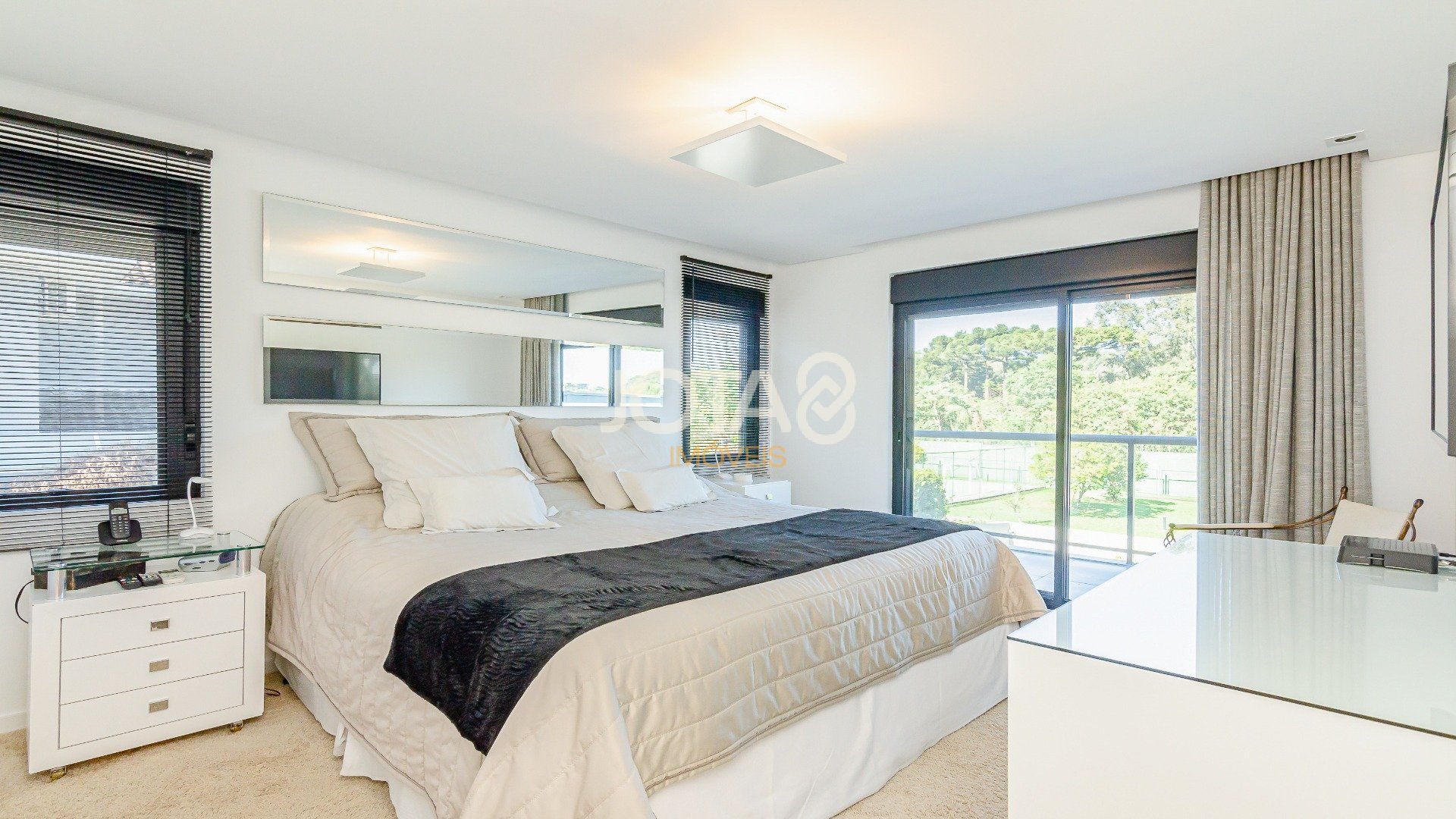 CASA EM CONDOMÍNIO COM 4 SUÍTES!