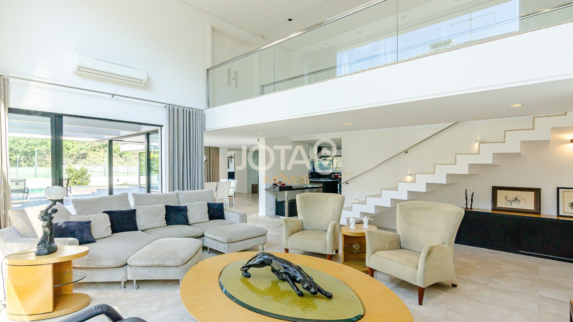 CASA EM CONDOMÍNIO COM 4 SUÍTES!