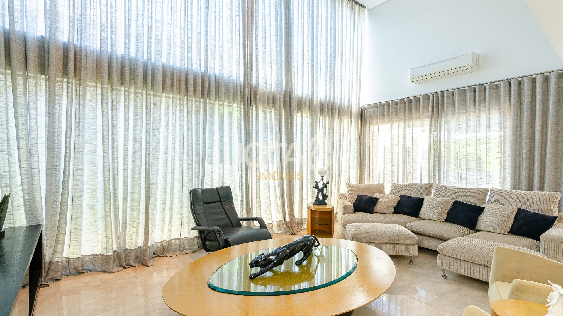 CASA EM CONDOMÍNIO COM 4 SUÍTES!