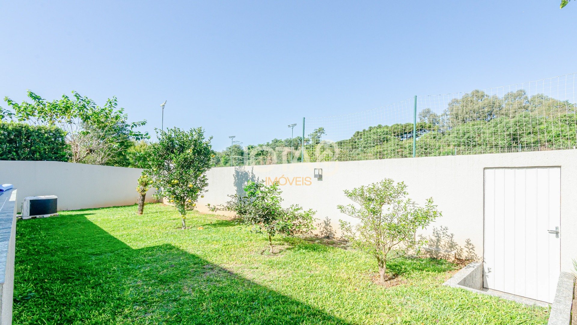 CASA EM CONDOMÍNIO COM 4 SUÍTES!
