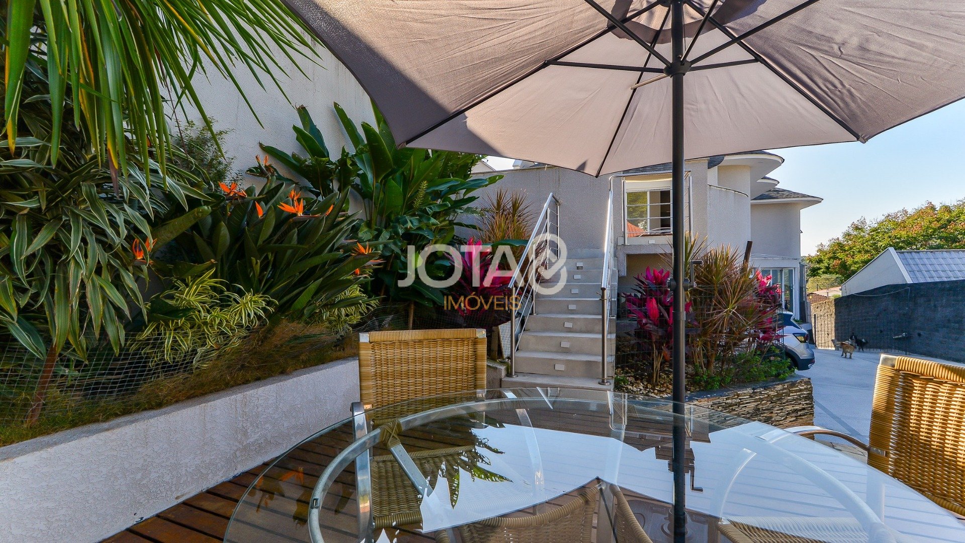 CASA COM 4 QUARTOS, JARDIM, POMAR E PISCINA NO PILARZINHO