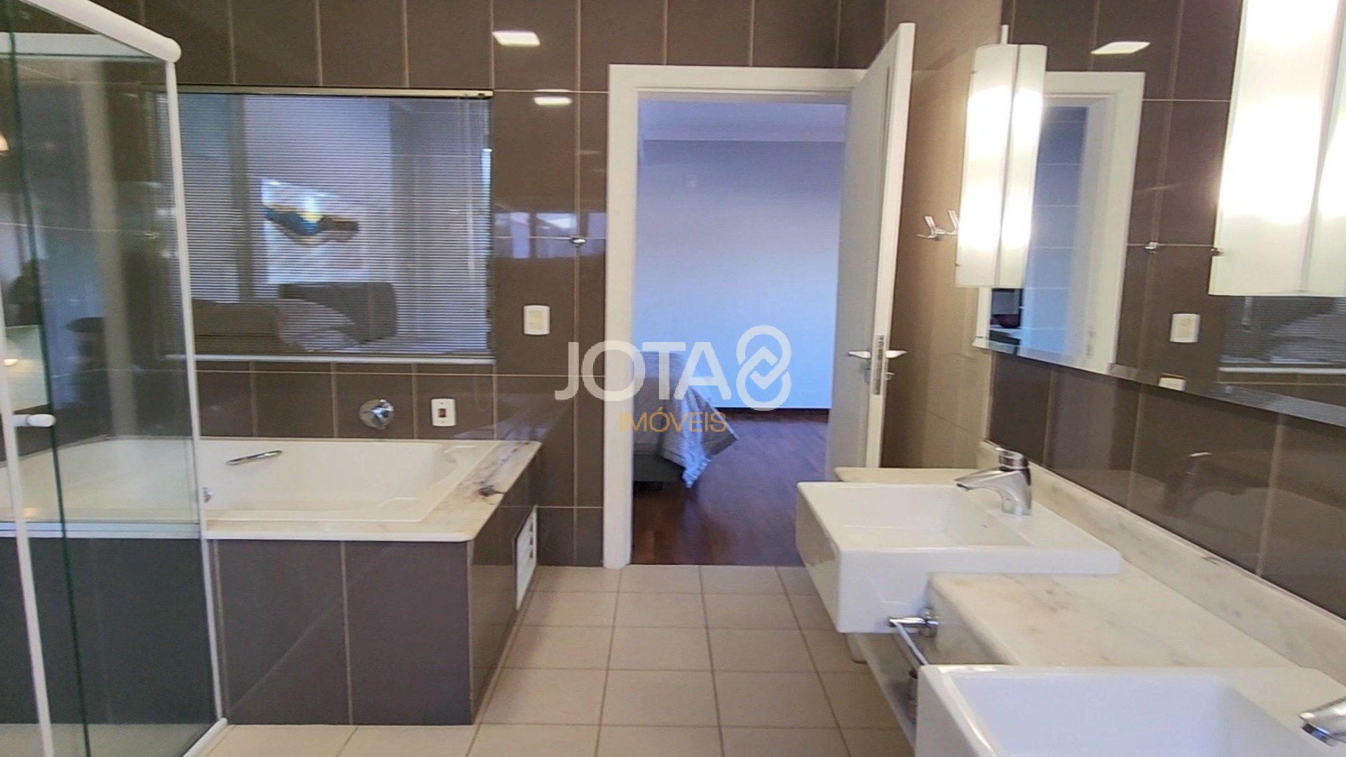 CASA COM 4 QUARTOS, JARDIM, POMAR E PISCINA NO PILARZINHO