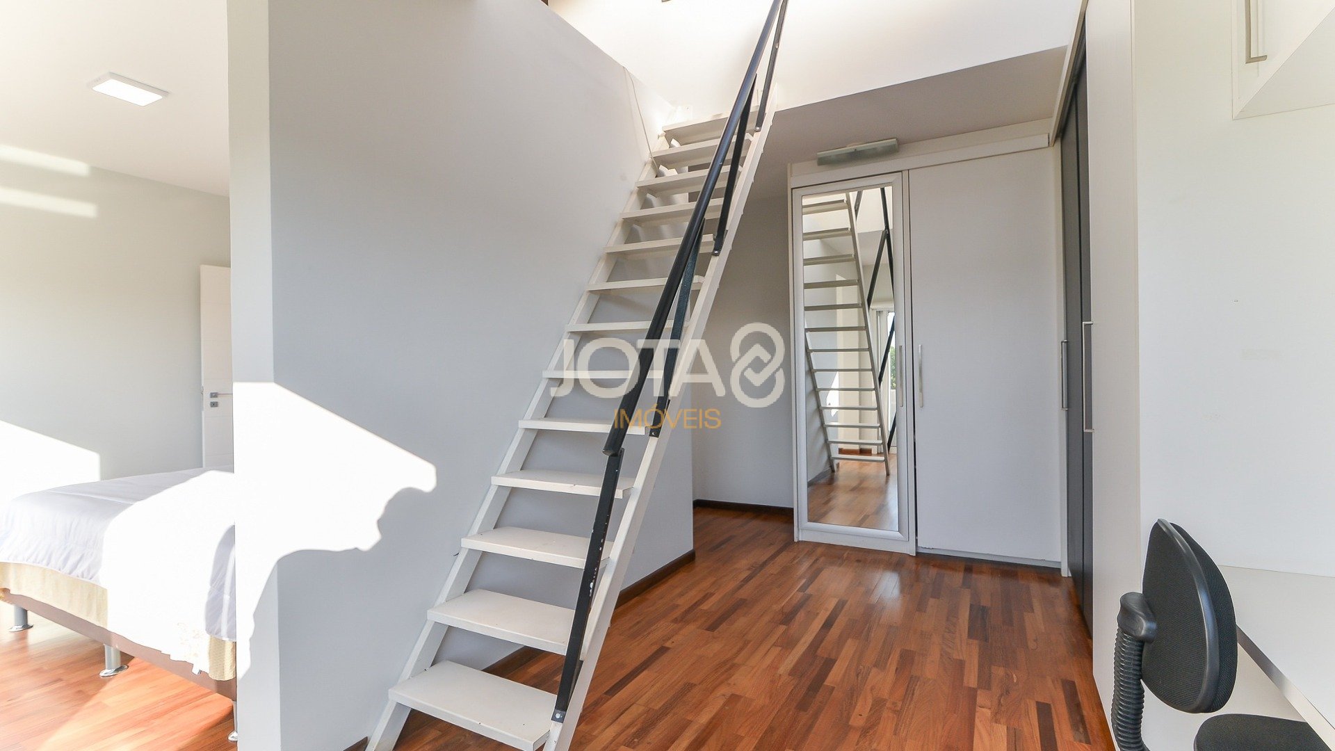 CASA COM 4 QUARTOS, JARDIM, POMAR E PISCINA NO PILARZINHO