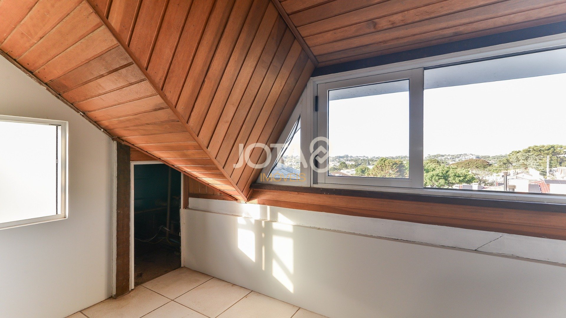 CASA COM 4 QUARTOS, JARDIM, POMAR E PISCINA NO PILARZINHO