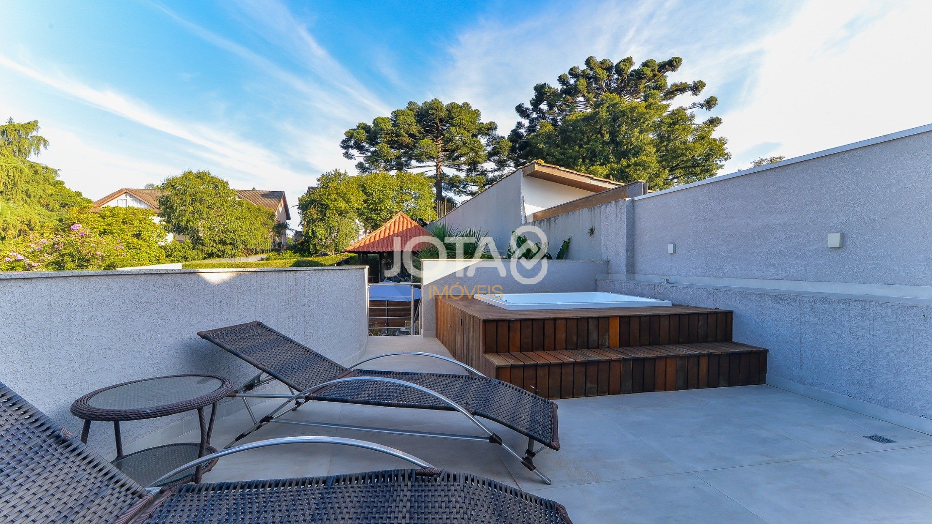 CASA COM 4 QUARTOS, JARDIM, POMAR E PISCINA NO PILARZINHO