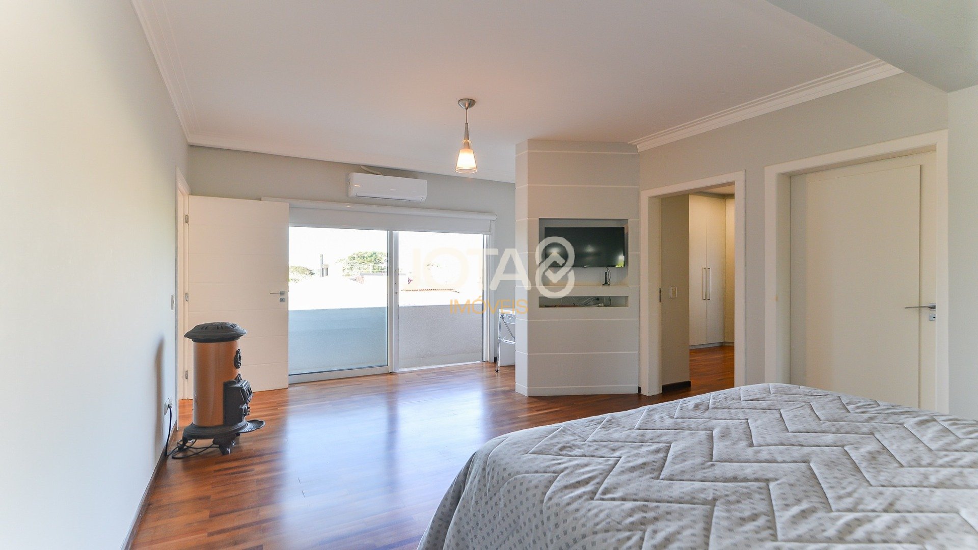 CASA COM 4 QUARTOS, JARDIM, POMAR E PISCINA NO PILARZINHO