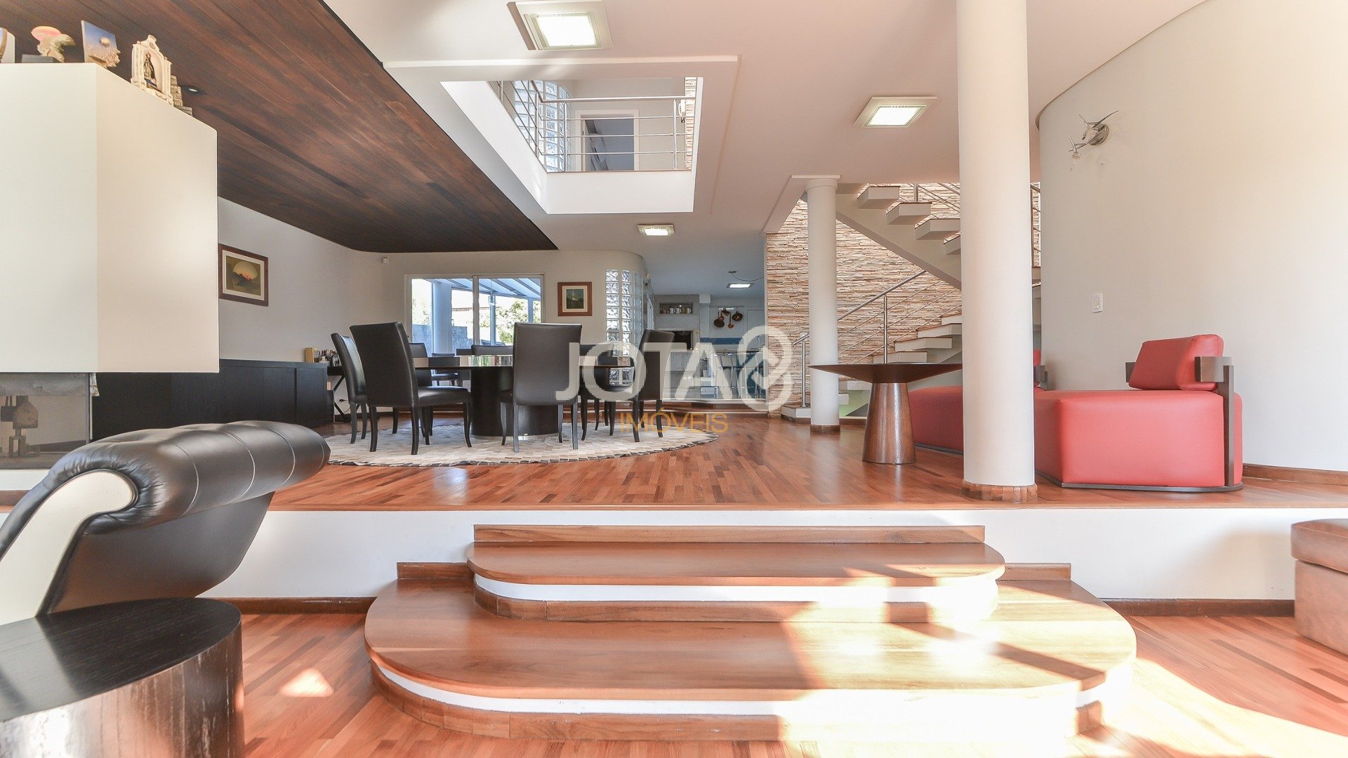 CASA COM 4 QUARTOS, JARDIM, POMAR E PISCINA NO PILARZINHO