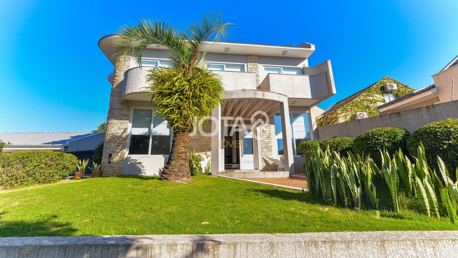 CASA COM 4 QUARTOS, JARDIM, POMAR E PISCINA NO PILARZINHO