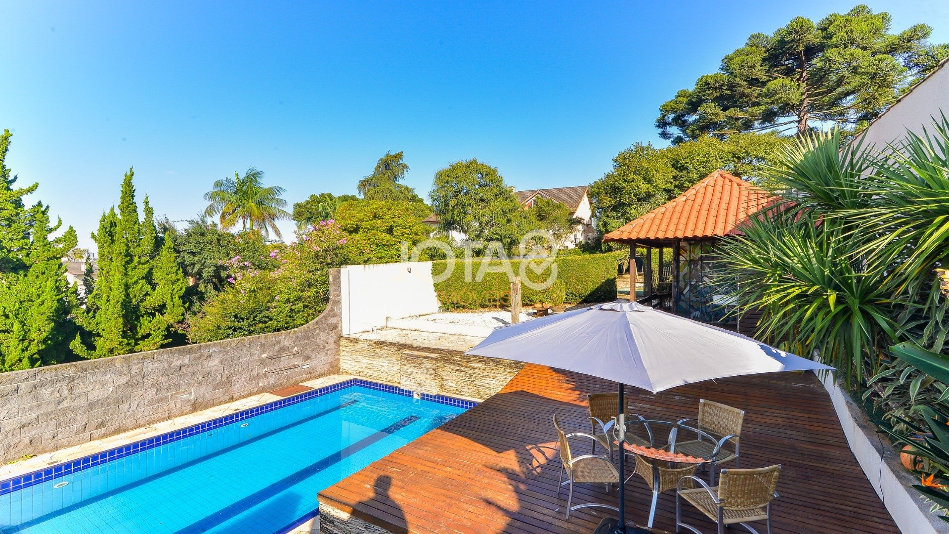 CASA COM 4 QUARTOS, JARDIM, POMAR E PISCINA NO PILARZINHO