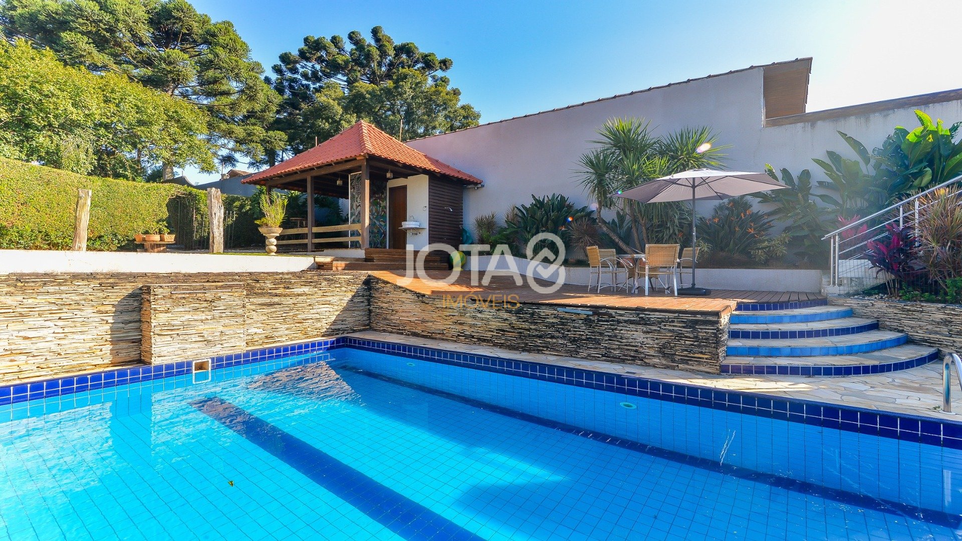 CASA COM 4 QUARTOS, JARDIM, POMAR E PISCINA NO PILARZINHO