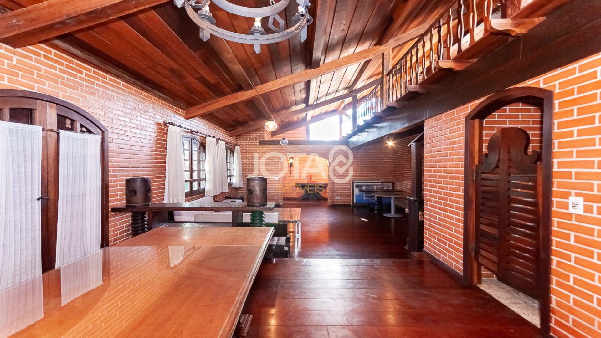 CASA COMERCIAL PARA LOCAÇÃO NO SEMINÁRIO - J8