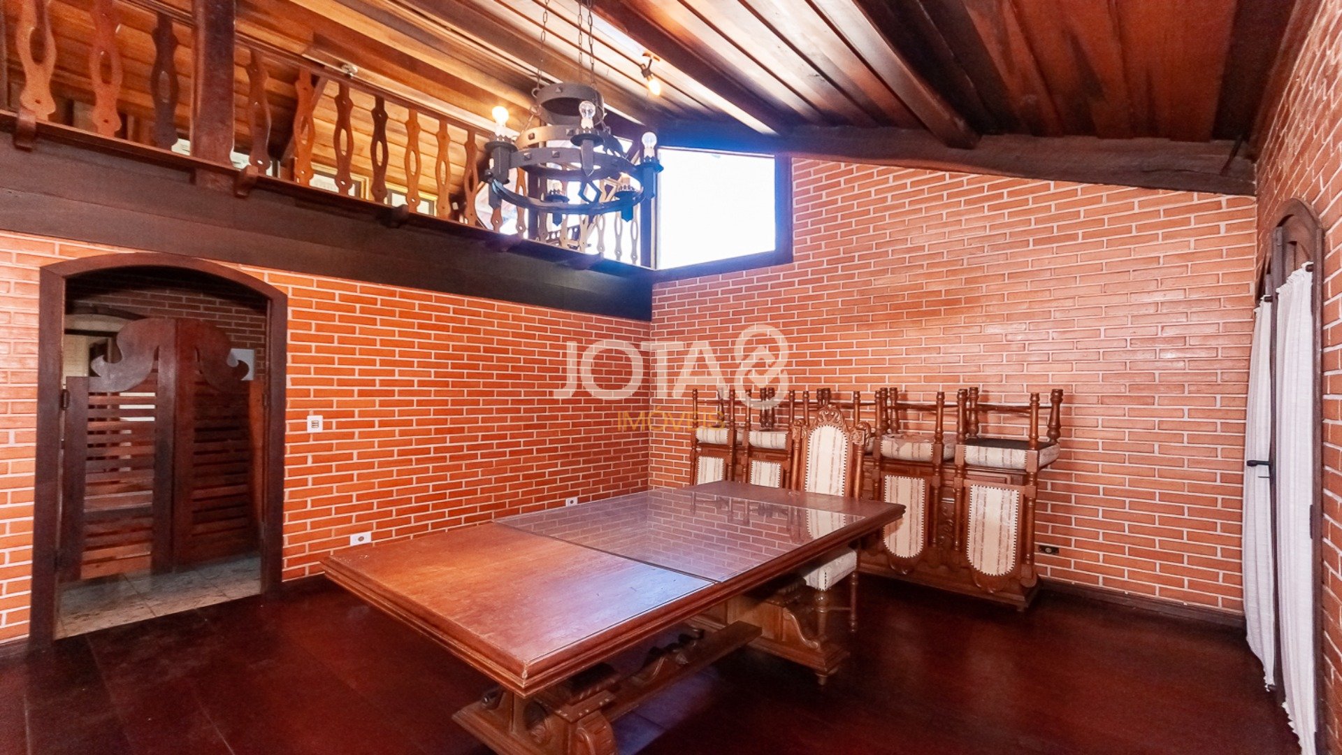 CASA COMERCIAL PARA LOCAÇÃO NO SEMINÁRIO - J8