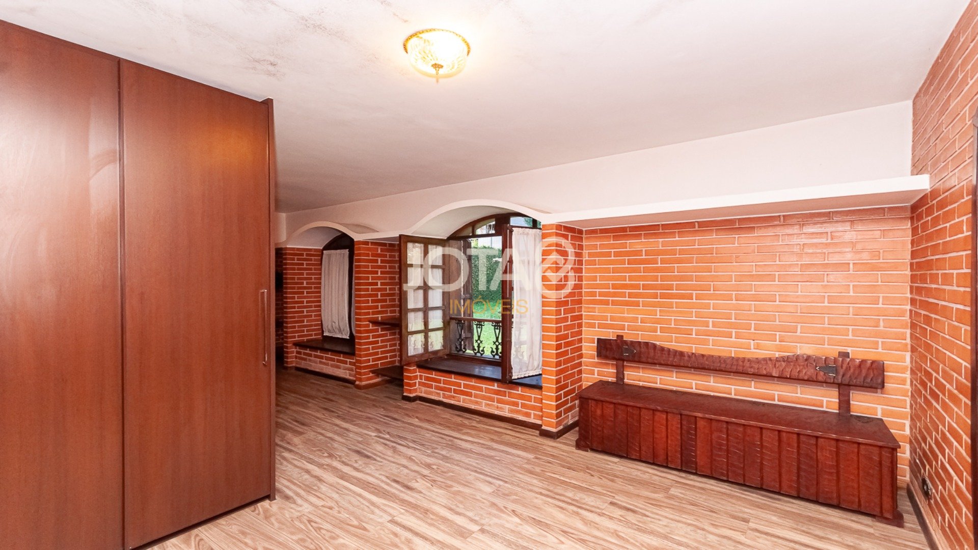 CASA COMERCIAL PARA LOCAÇÃO NO SEMINÁRIO - J8