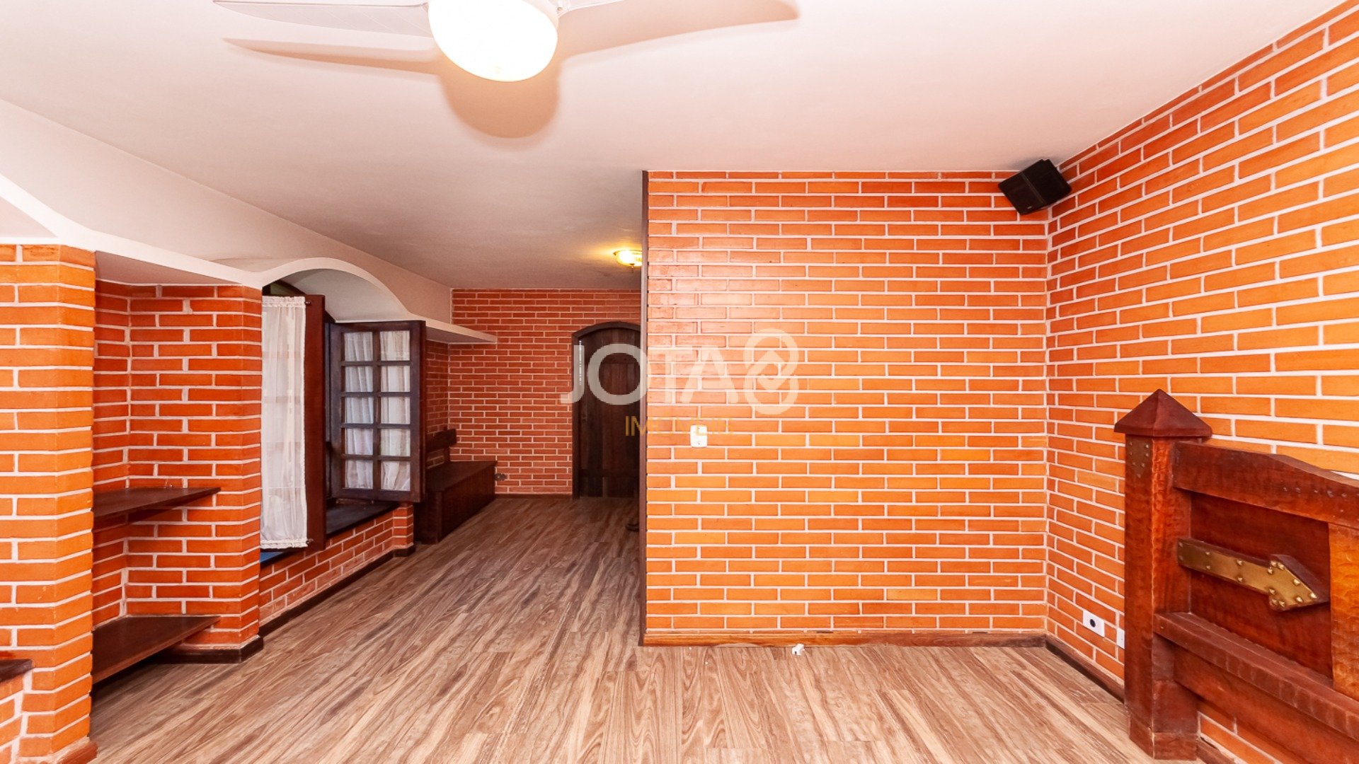 CASA COMERCIAL PARA LOCAÇÃO NO SEMINÁRIO - J8