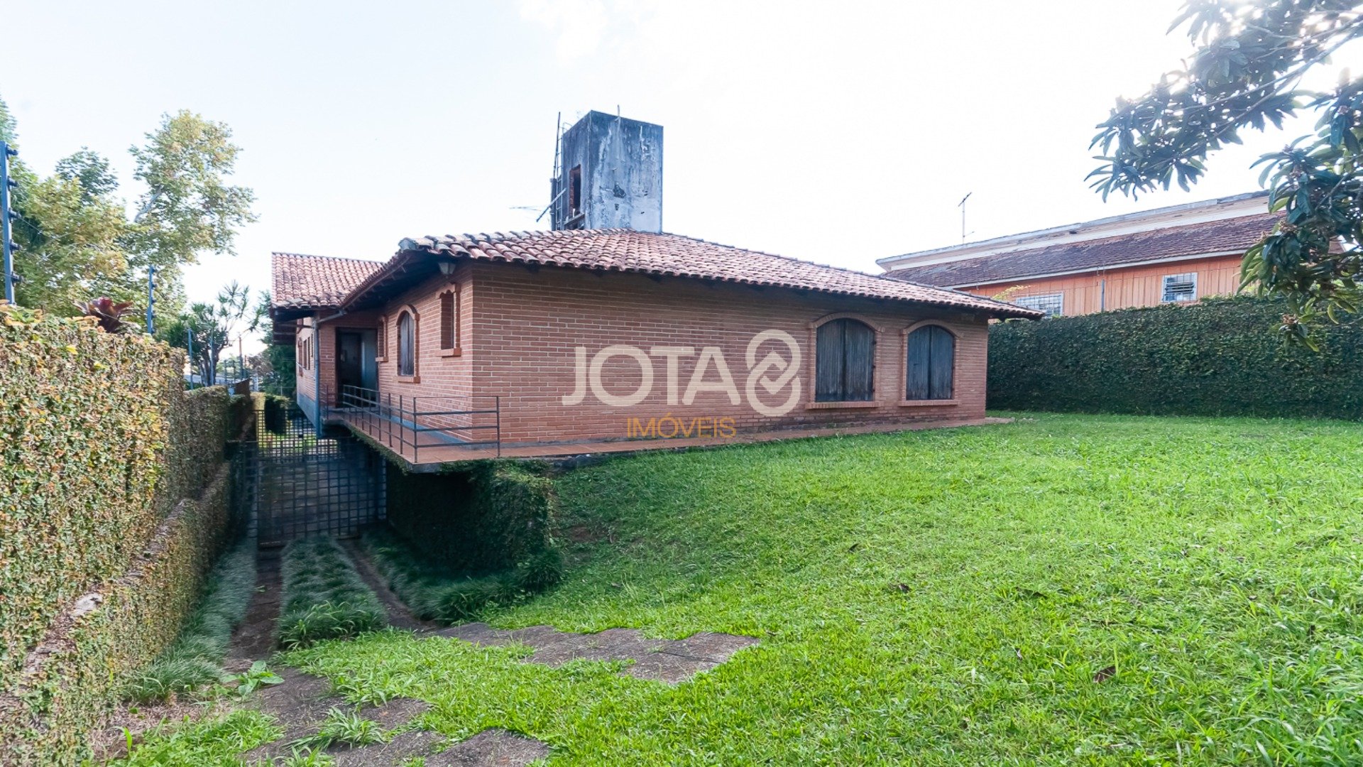 CASA COMERCIAL PARA LOCAÇÃO NO SEMINÁRIO - J8