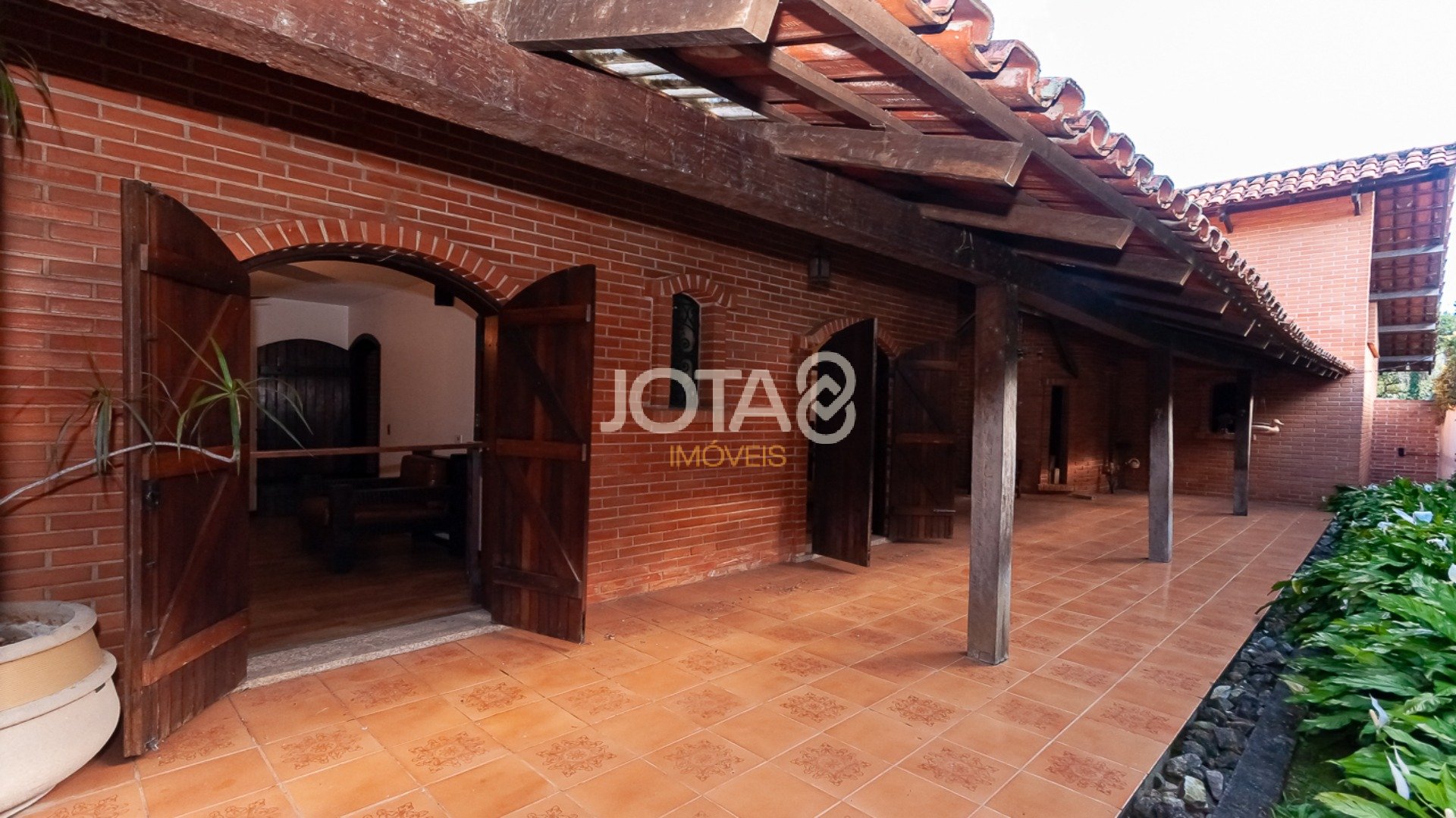 CASA COMERCIAL PARA LOCAÇÃO NO SEMINÁRIO - J8