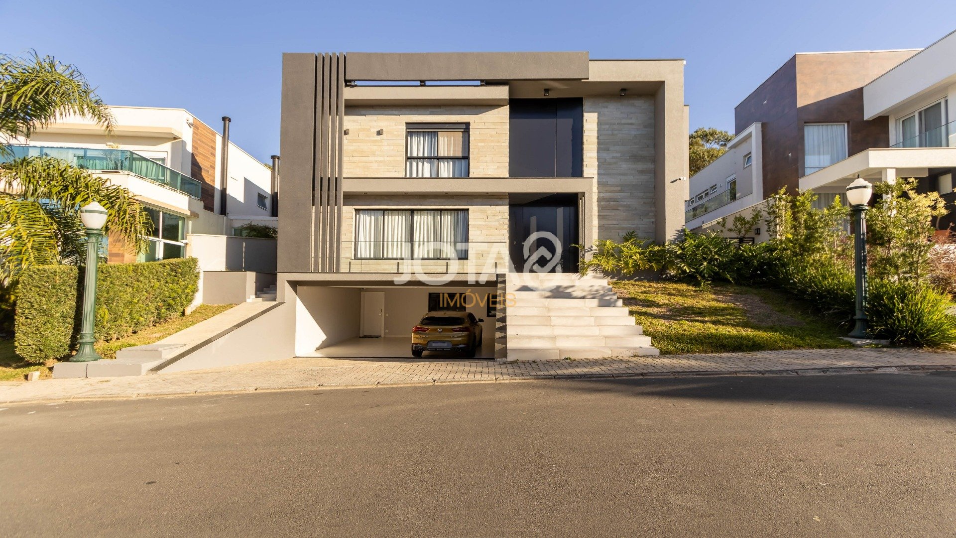 CASA EM CONDOMÍNIO COM 4 SUÍTES