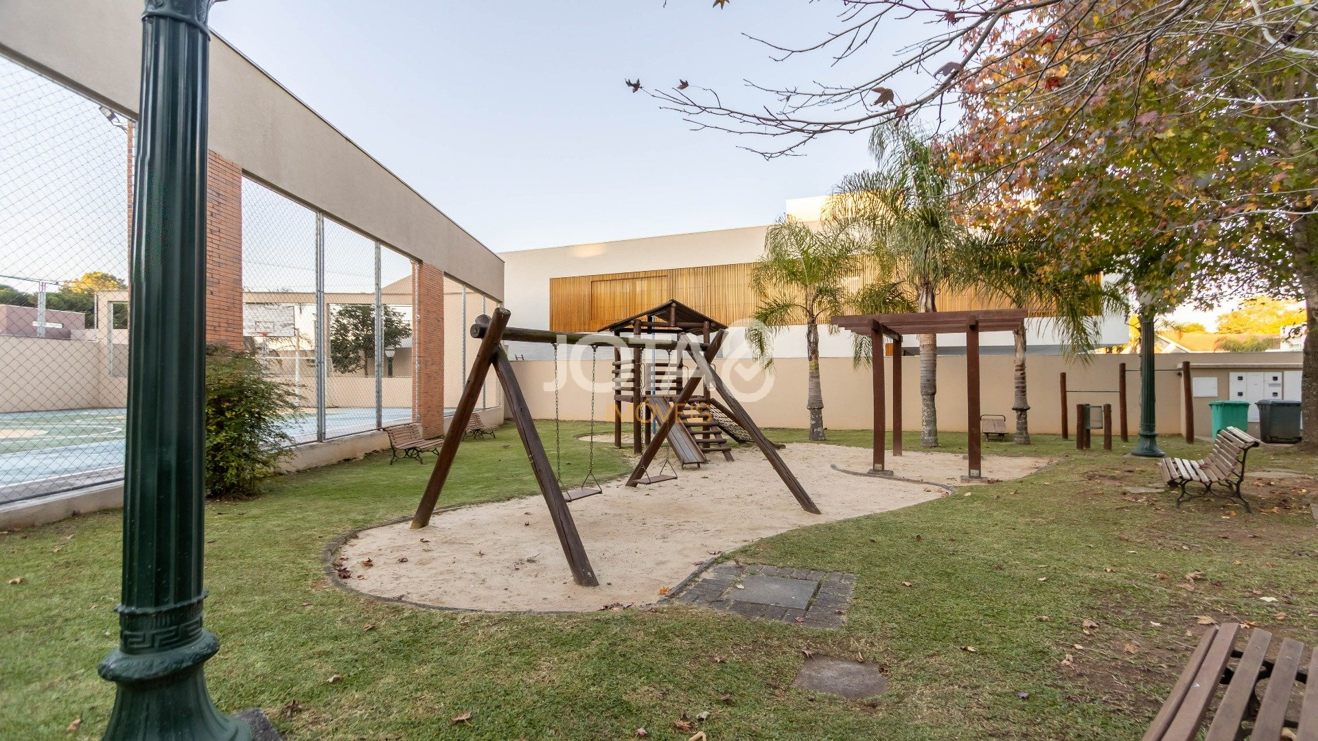 CASA EM CONDOMÍNIO COM 4 SUÍTES