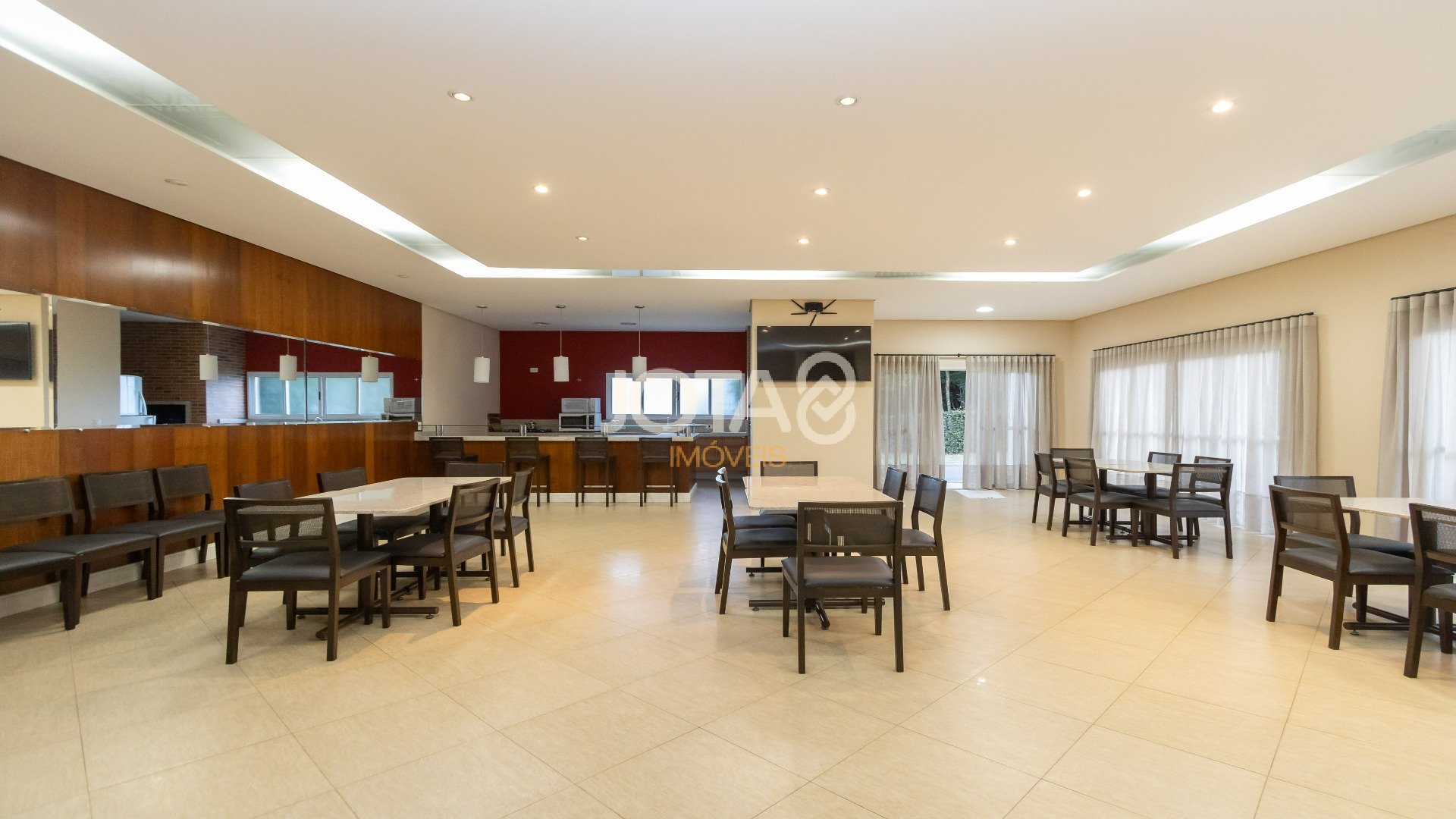 CASA EM CONDOMÍNIO COM 4 SUÍTES