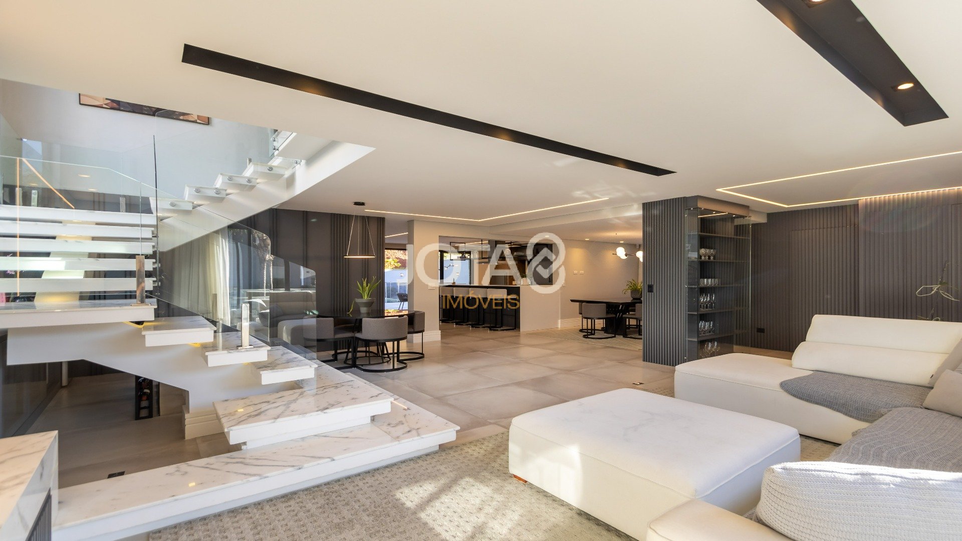 CASA EM CONDOMÍNIO COM 4 SUÍTES