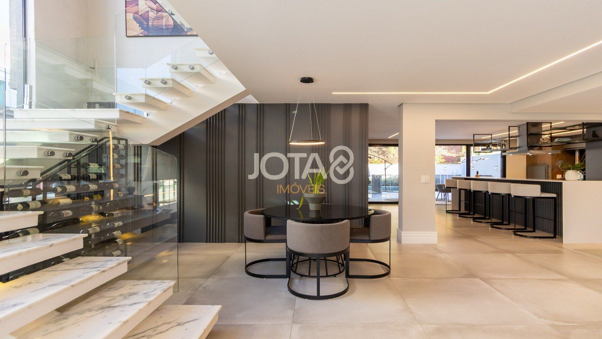 CASA EM CONDOMÍNIO COM 4 SUÍTES