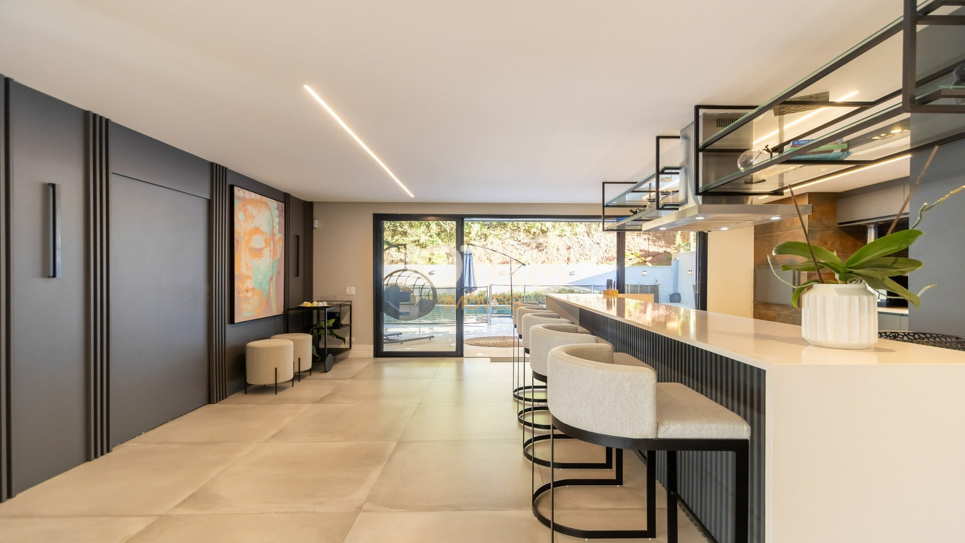 CASA EM CONDOMÍNIO COM 4 SUÍTES