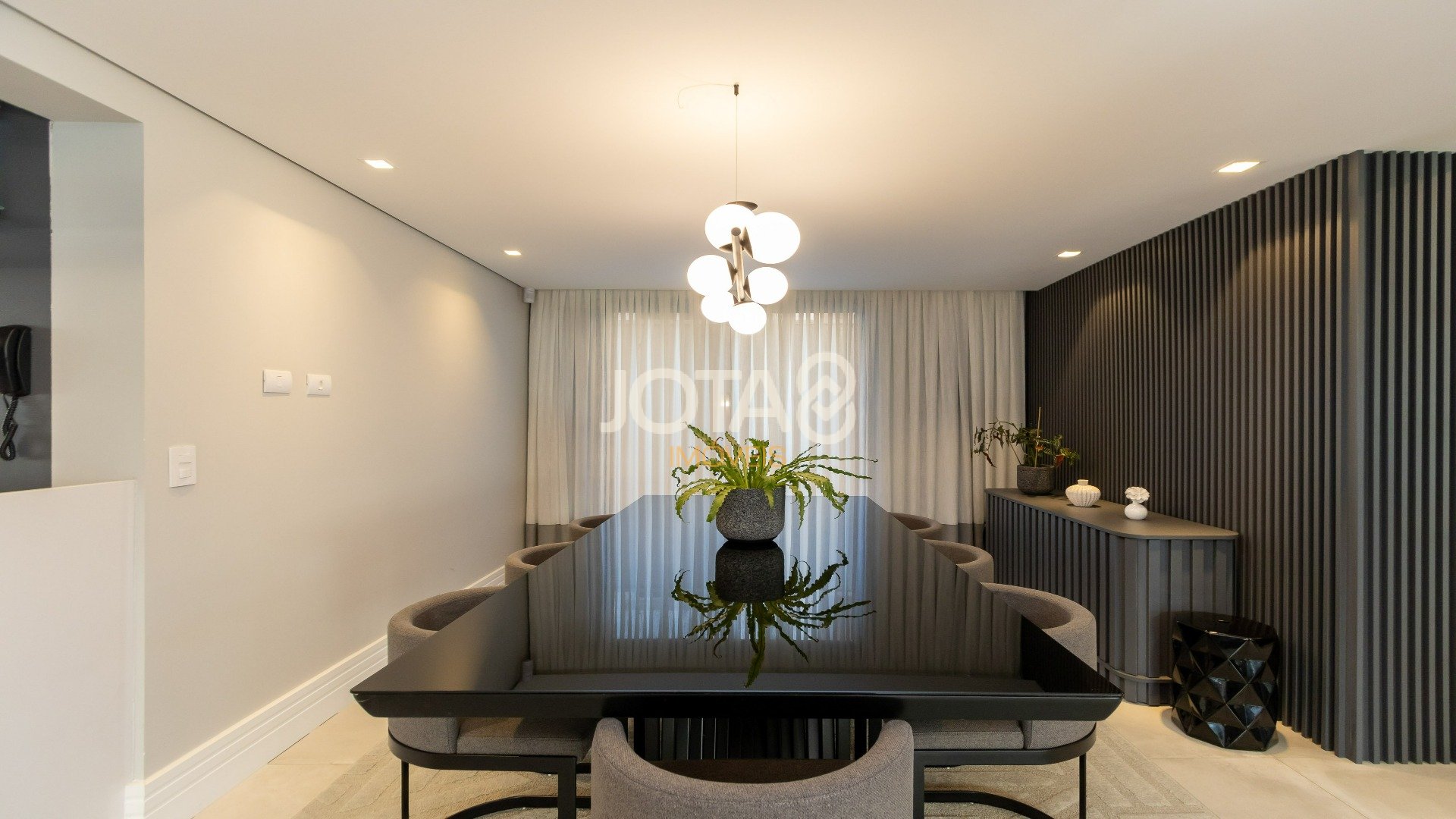 CASA EM CONDOMÍNIO COM 4 SUÍTES