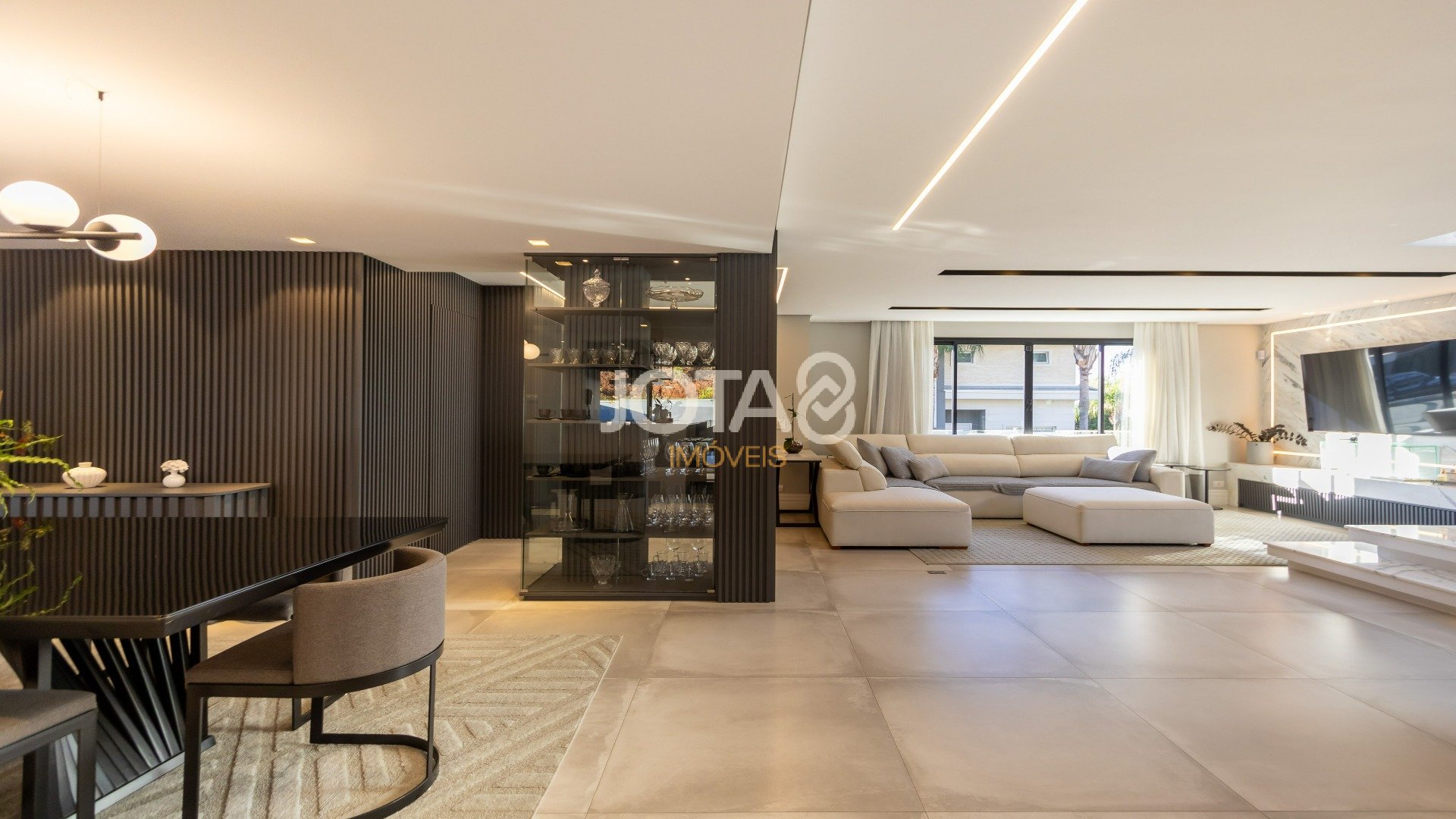 CASA EM CONDOMÍNIO COM 4 SUÍTES