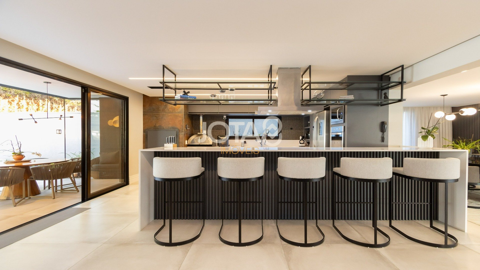 CASA EM CONDOMÍNIO COM 4 SUÍTES