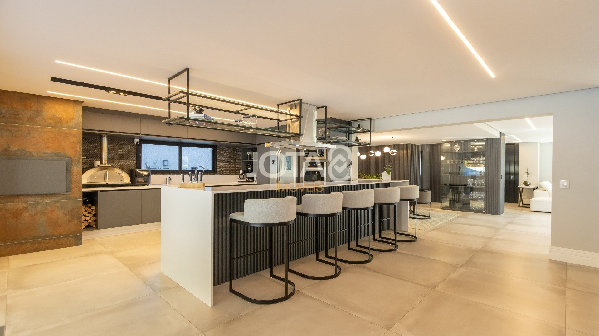 CASA EM CONDOMÍNIO COM 4 SUÍTES