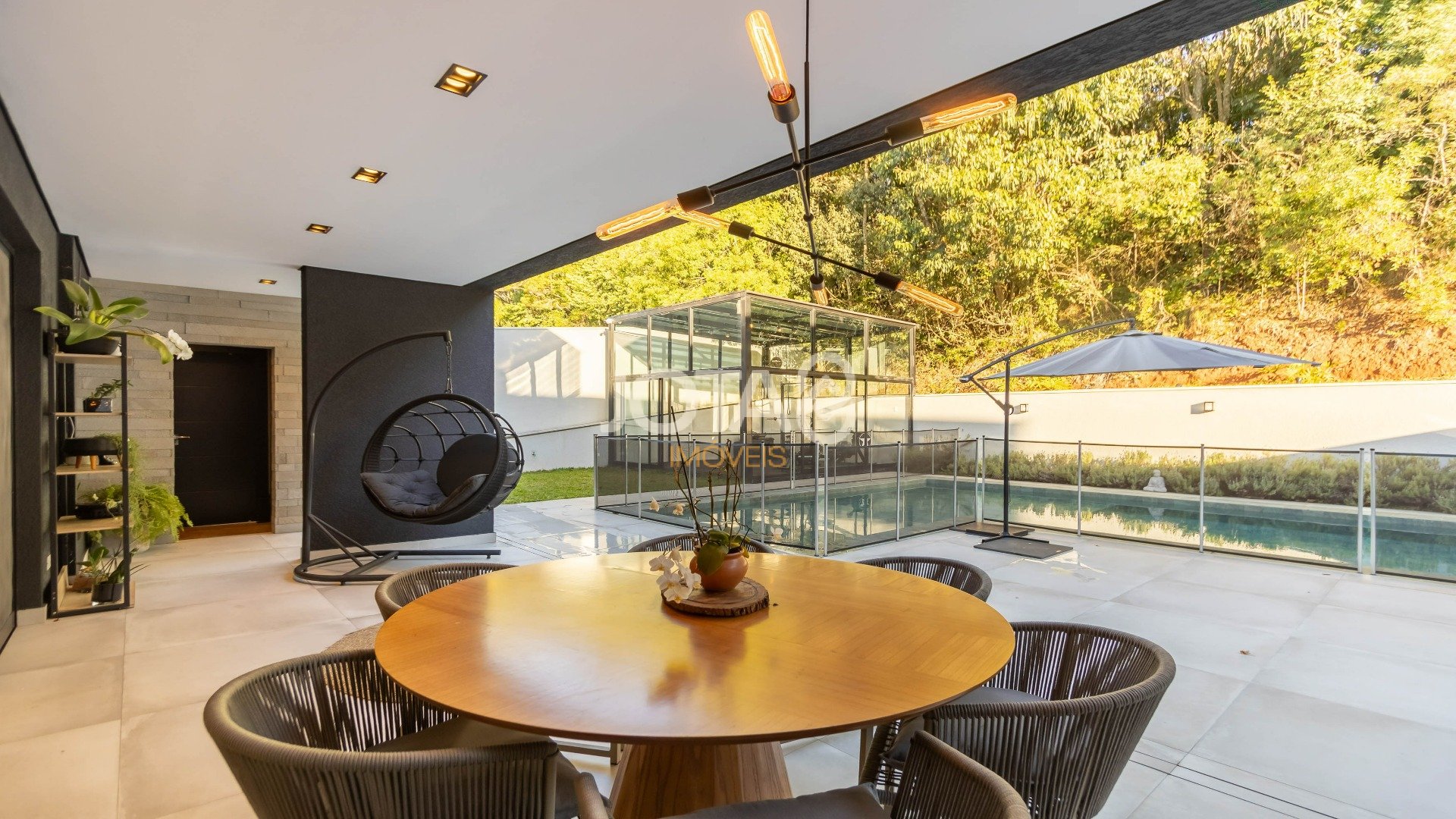 CASA EM CONDOMÍNIO COM 4 SUÍTES