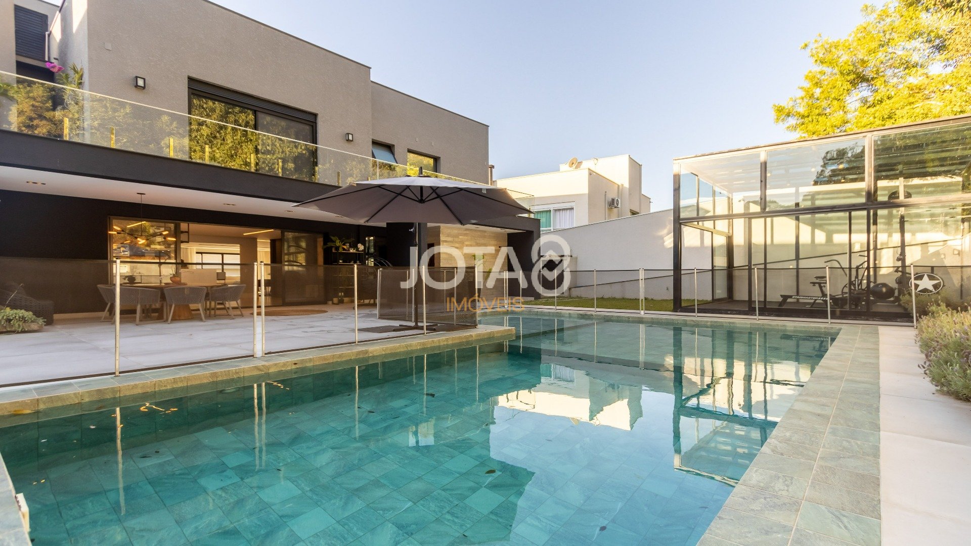 CASA EM CONDOMÍNIO COM 4 SUÍTES