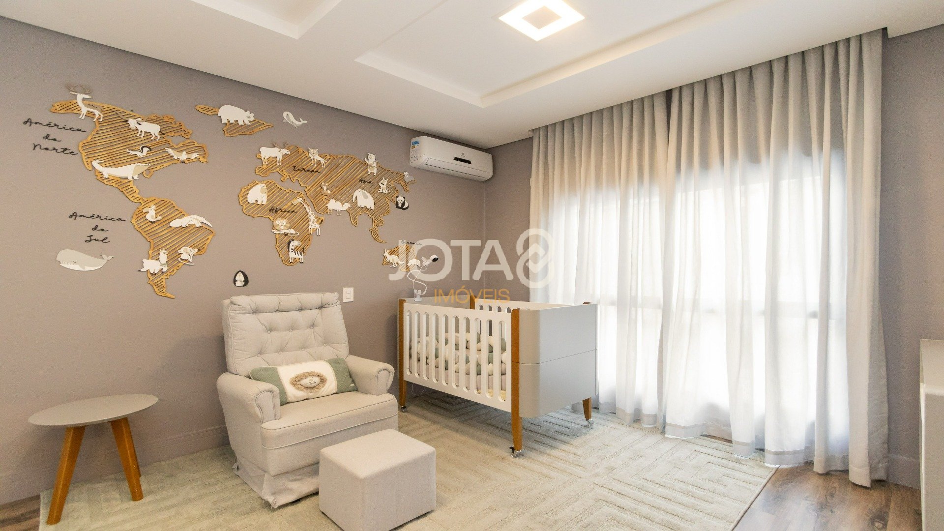 CASA EM CONDOMÍNIO COM 4 SUÍTES