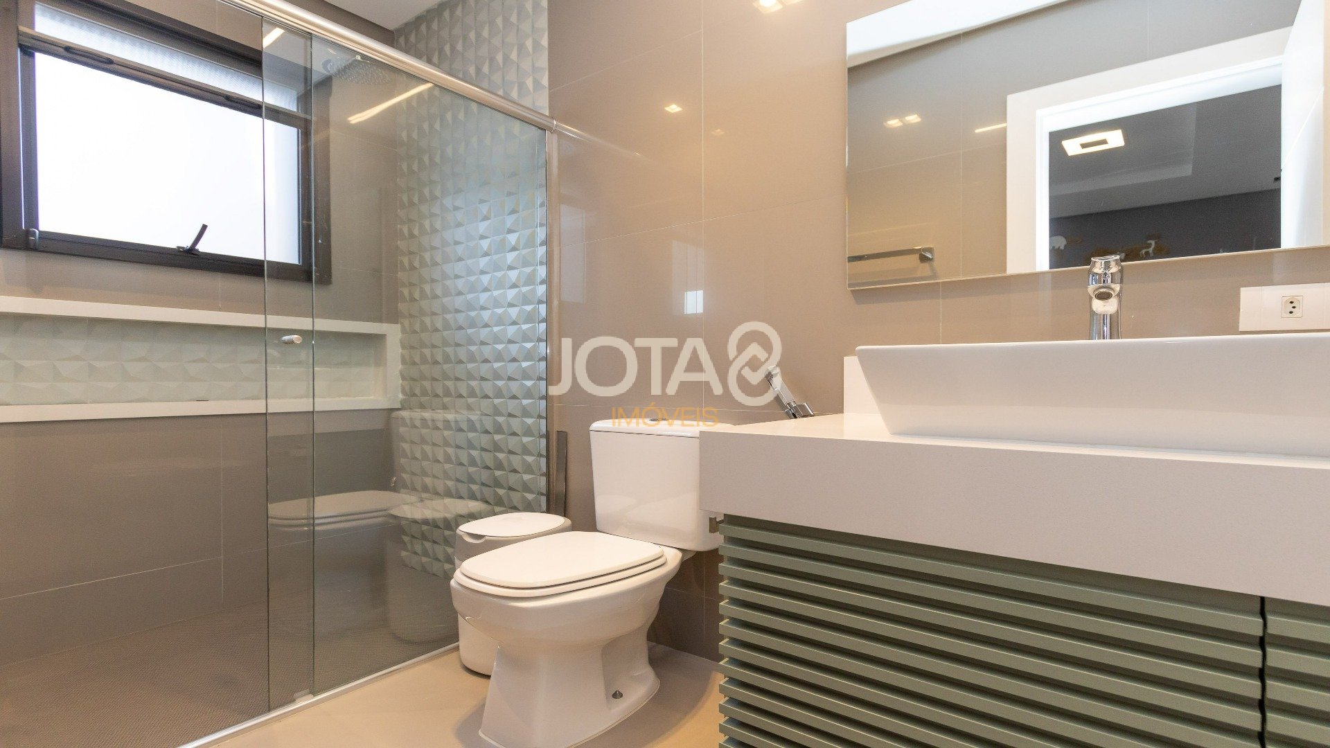 CASA EM CONDOMÍNIO COM 4 SUÍTES