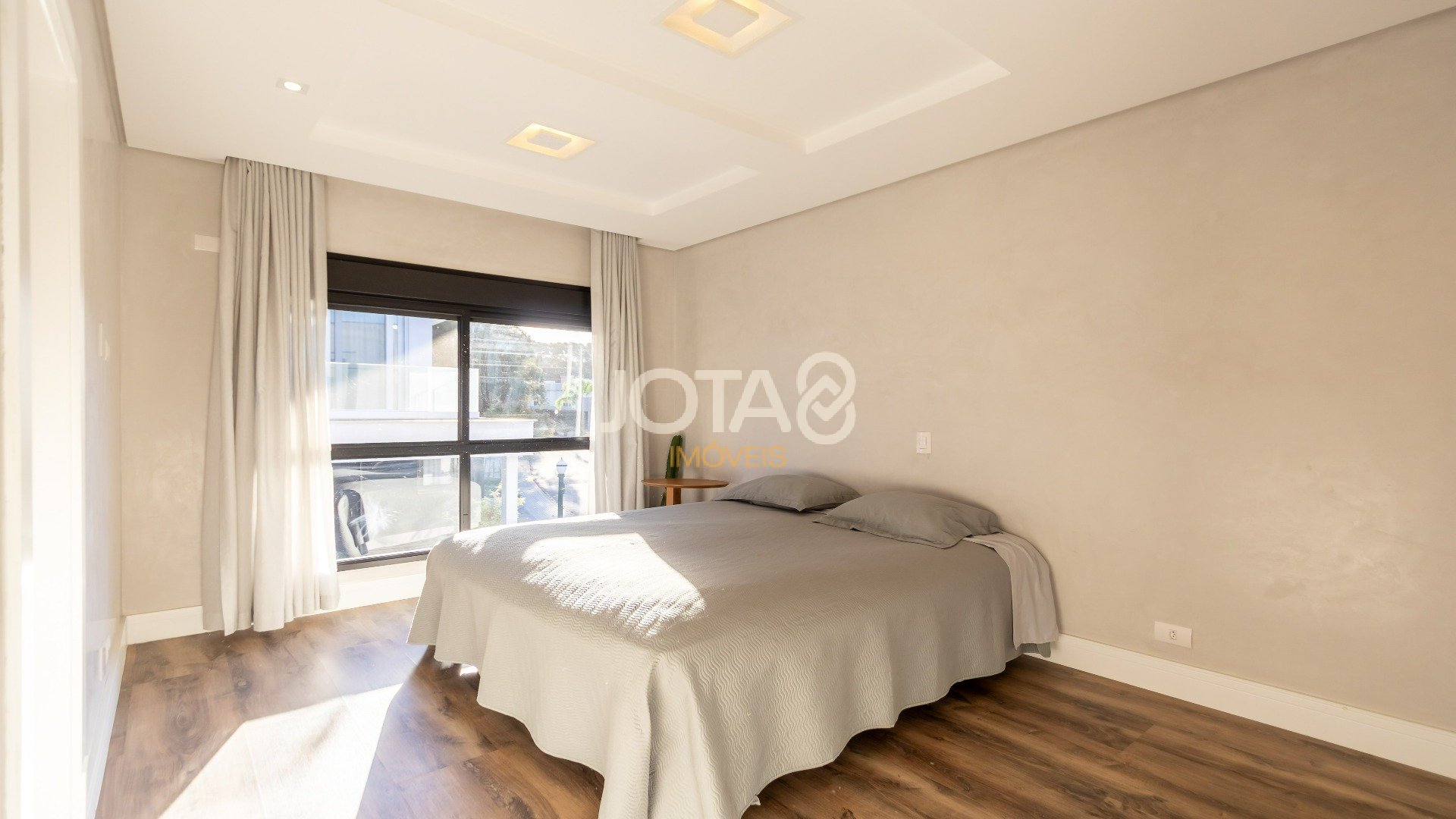 CASA EM CONDOMÍNIO COM 4 SUÍTES