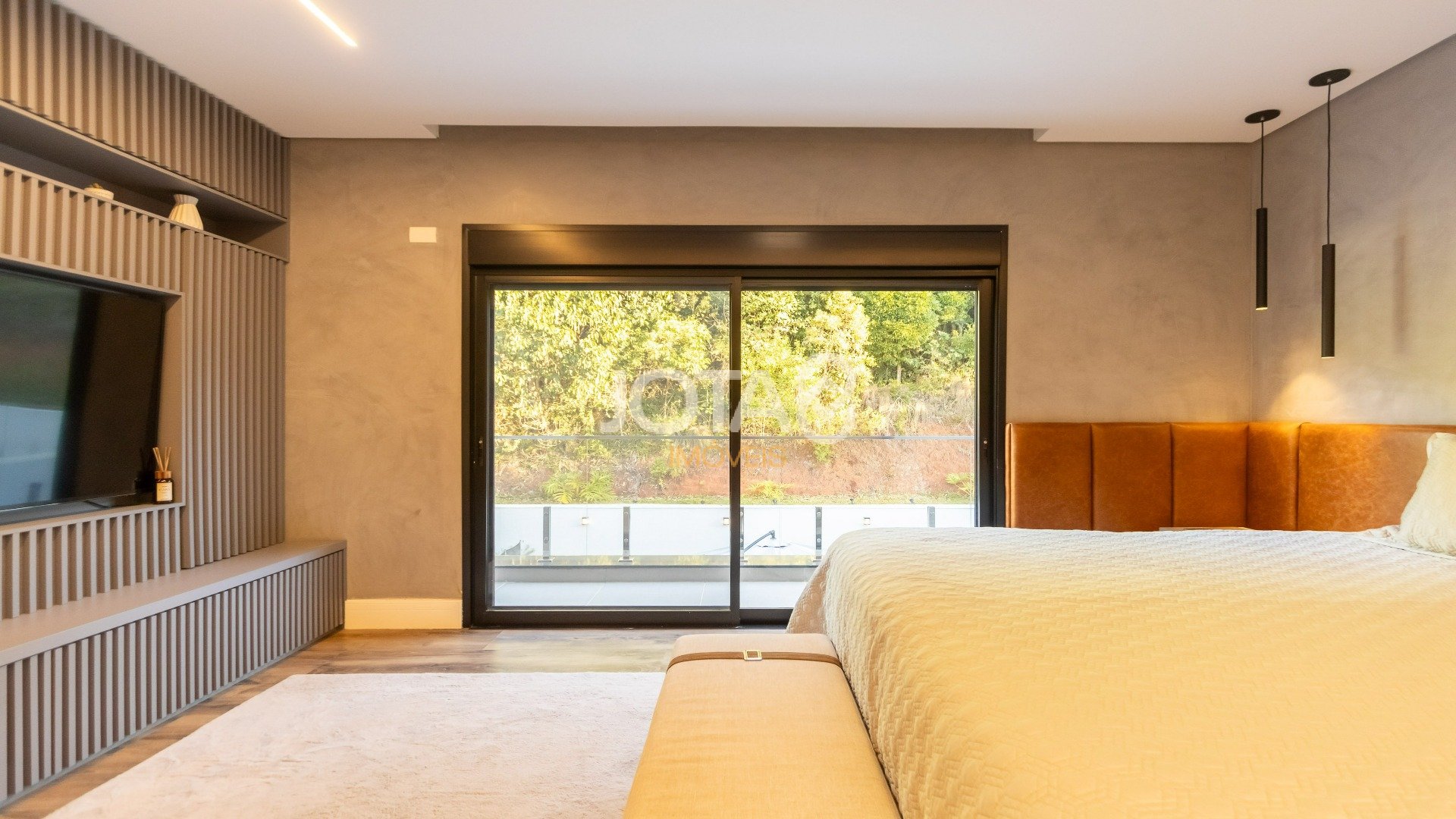 CASA EM CONDOMÍNIO COM 4 SUÍTES