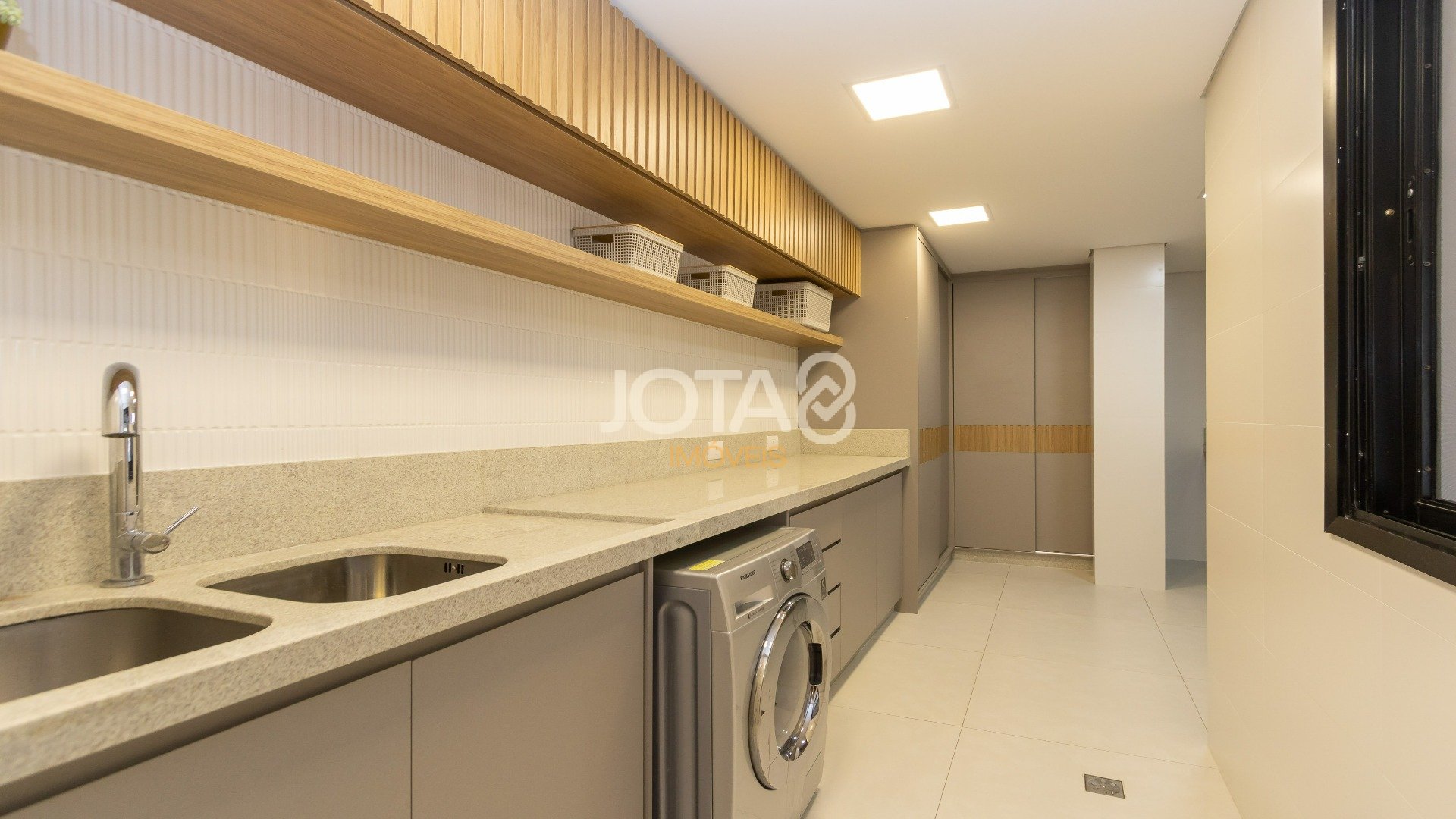 CASA EM CONDOMÍNIO COM 4 SUÍTES