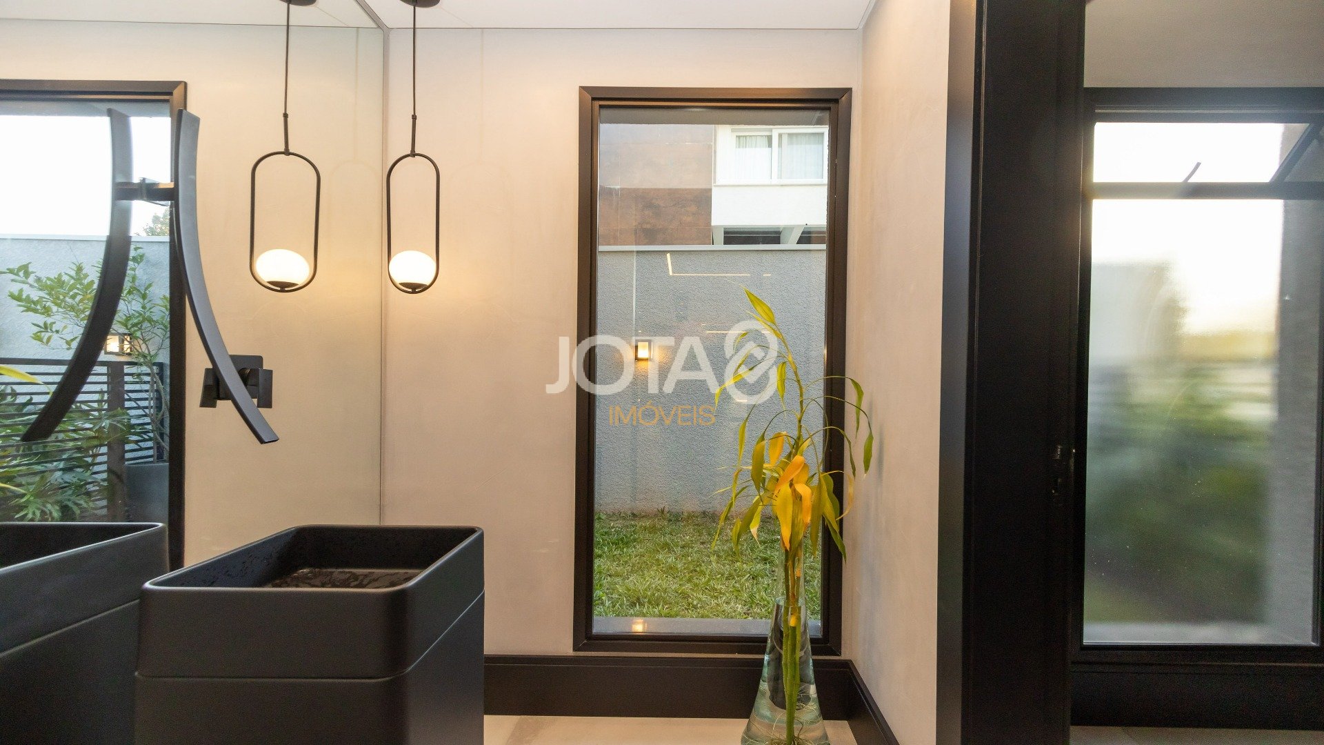 CASA EM CONDOMÍNIO COM 4 SUÍTES