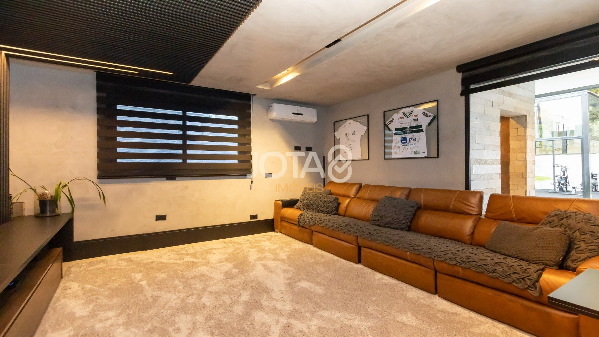 CASA EM CONDOMÍNIO COM 4 SUÍTES