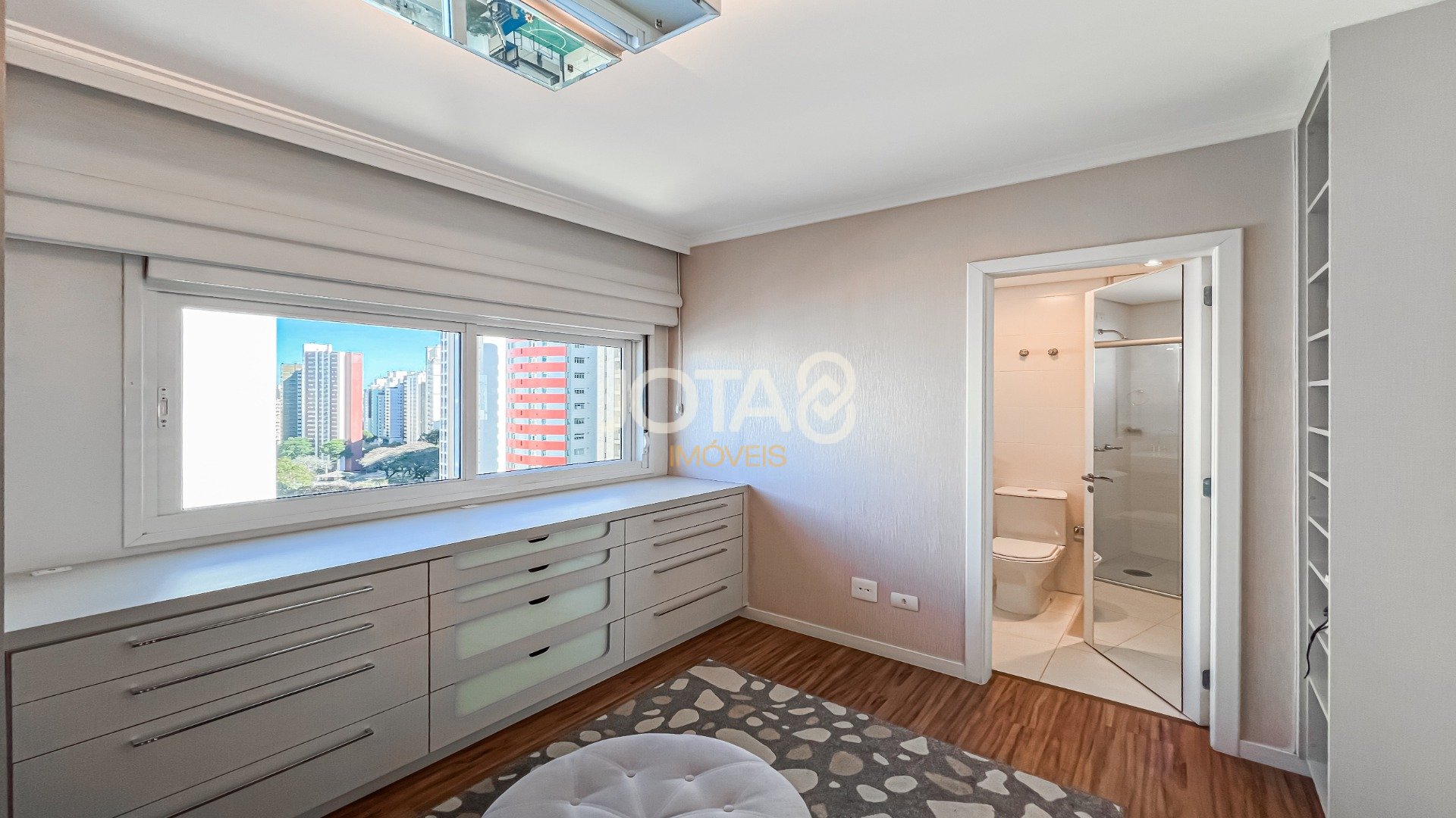 APARTAMENTO EM ANDAR ALTO COM 3 SUÍTES NO BATEL