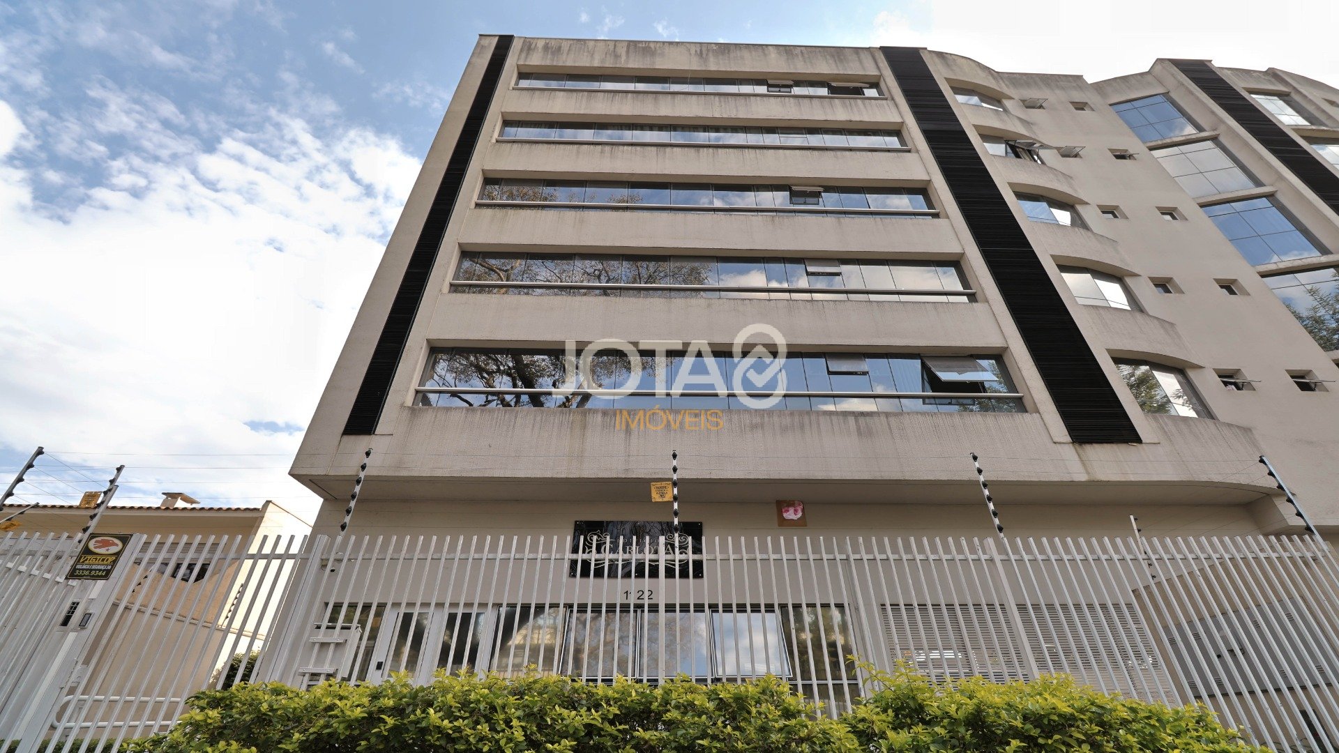PRÉDIO INTEIRO EM FRENTE A PUC