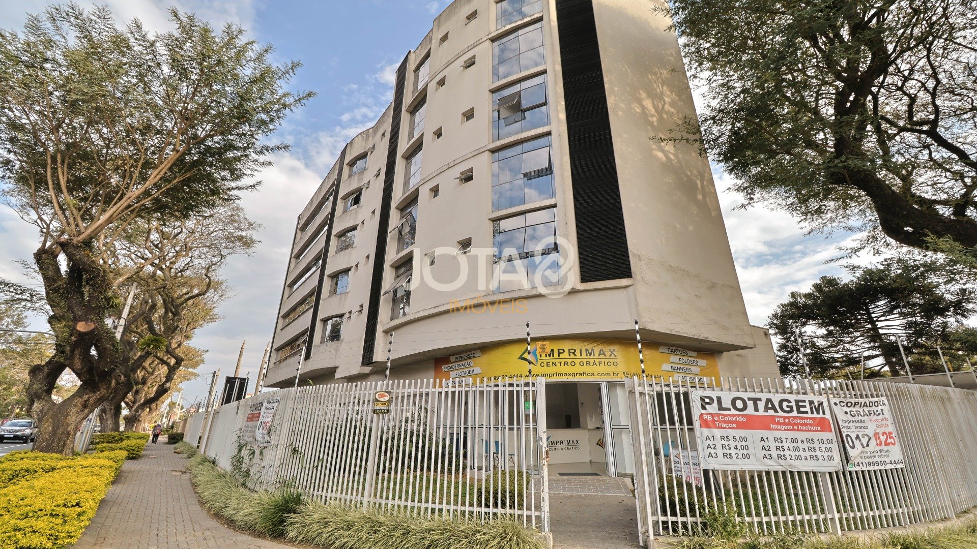 PRÉDIO INTEIRO EM FRENTE A PUC