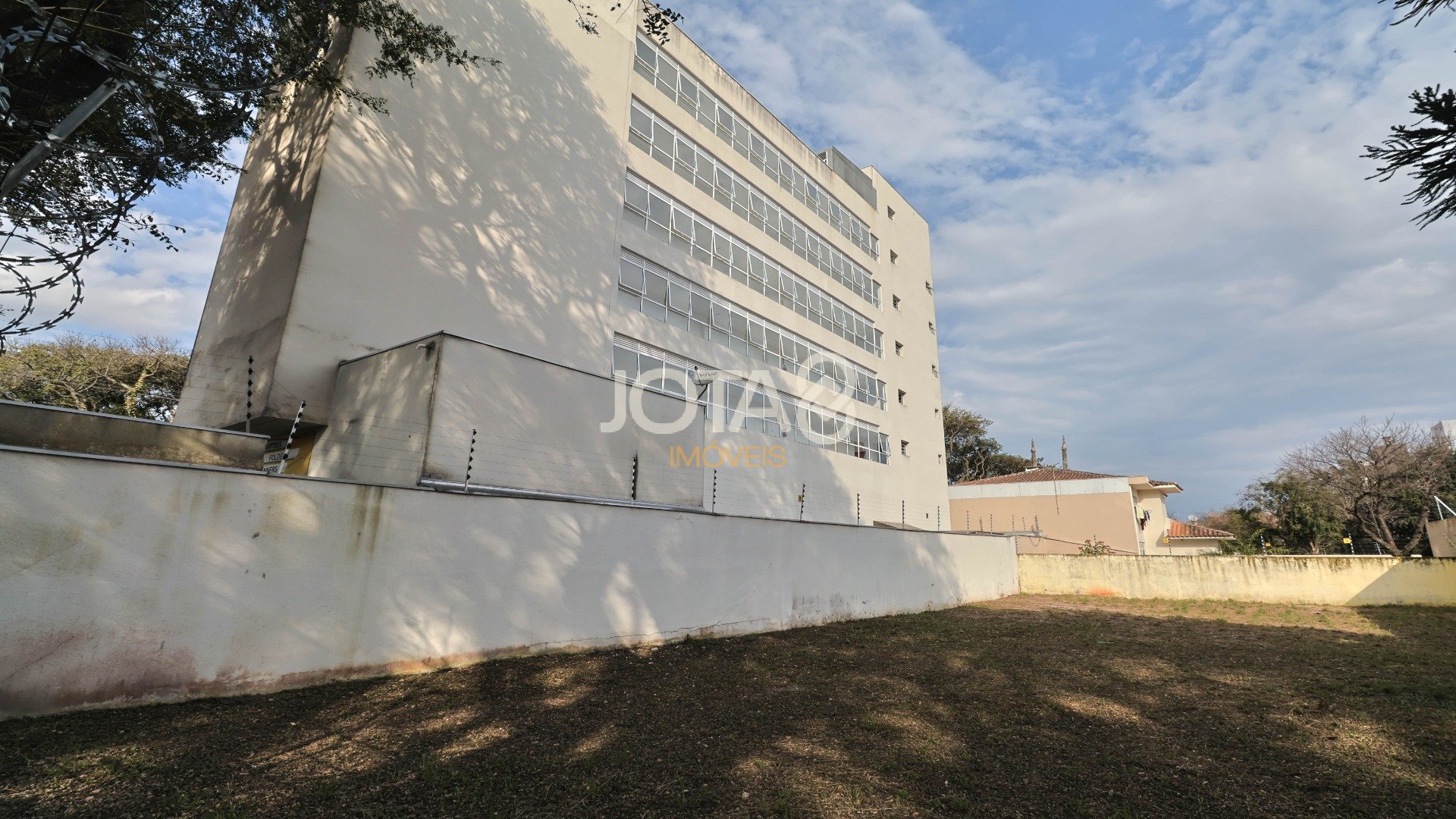 PRÉDIO INTEIRO EM FRENTE A PUC