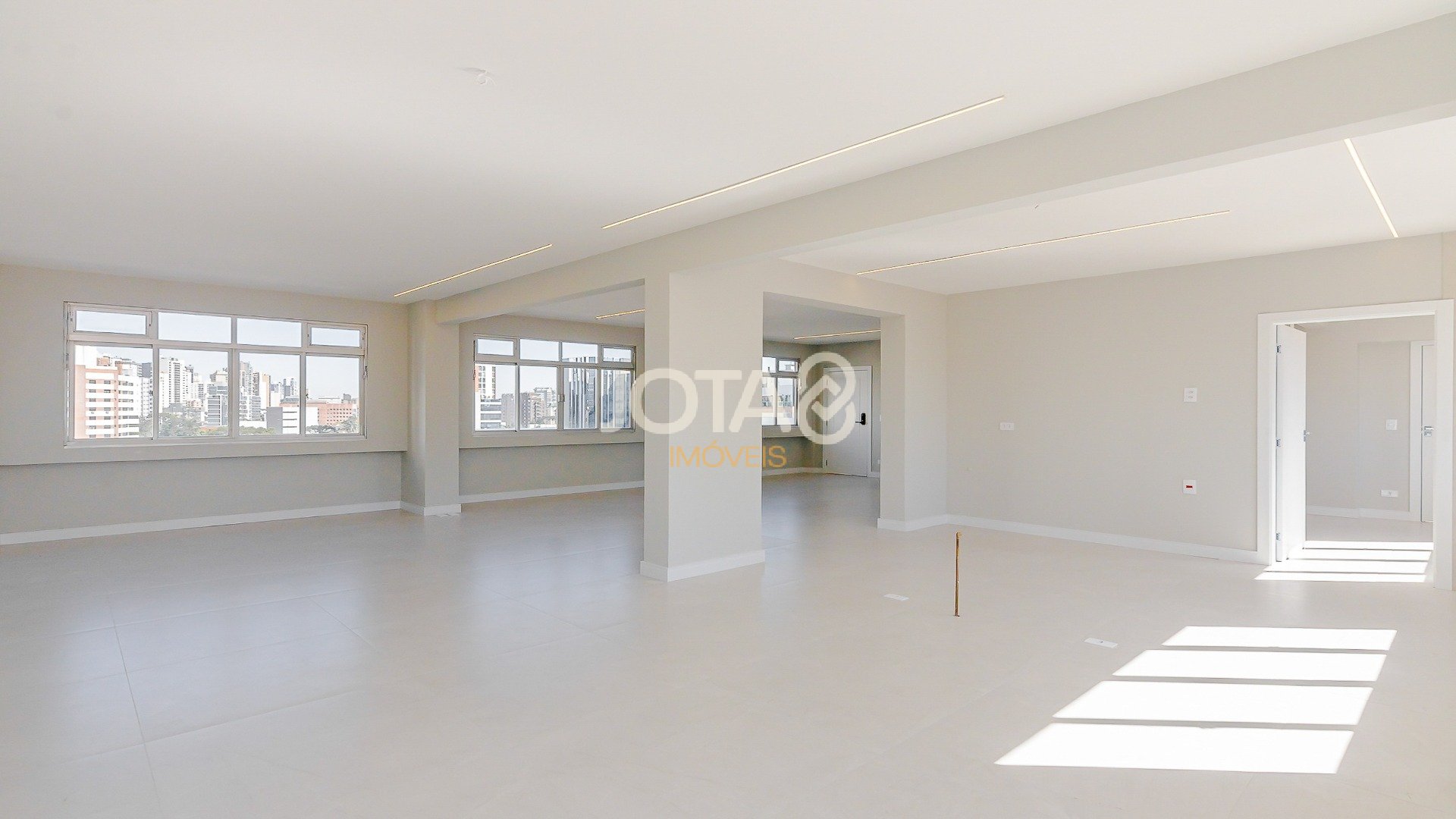 APARTAMENTO REFORMADO COM VISTA DEFINITIVA NO BATEL