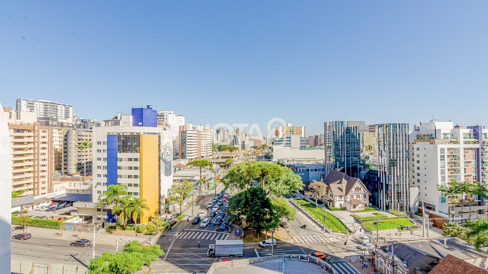 APARTAMENTO REFORMADO COM VISTA DEFINITIVA NO BATEL