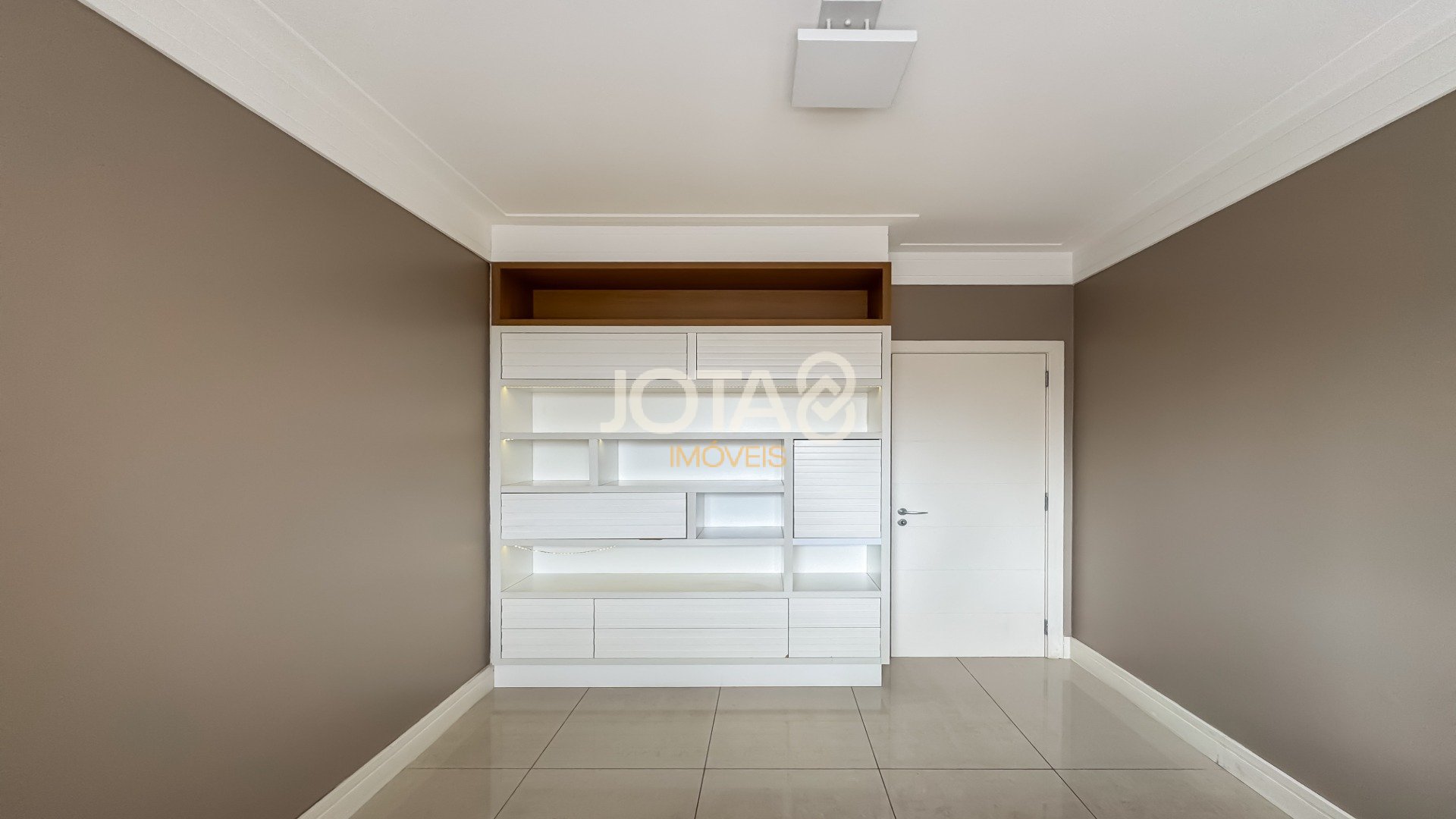 APARTAMENTO DE 03 QUARTOS E 03 VAGAS NO BATEL