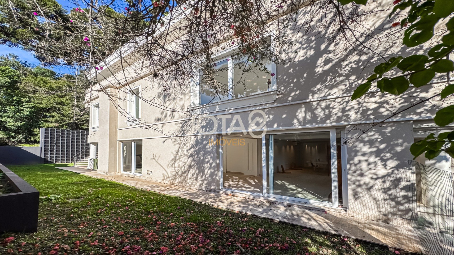 CASA EM CONDOMÍNIO COM 5 SUÍTES NO JARDINS DO BATEL