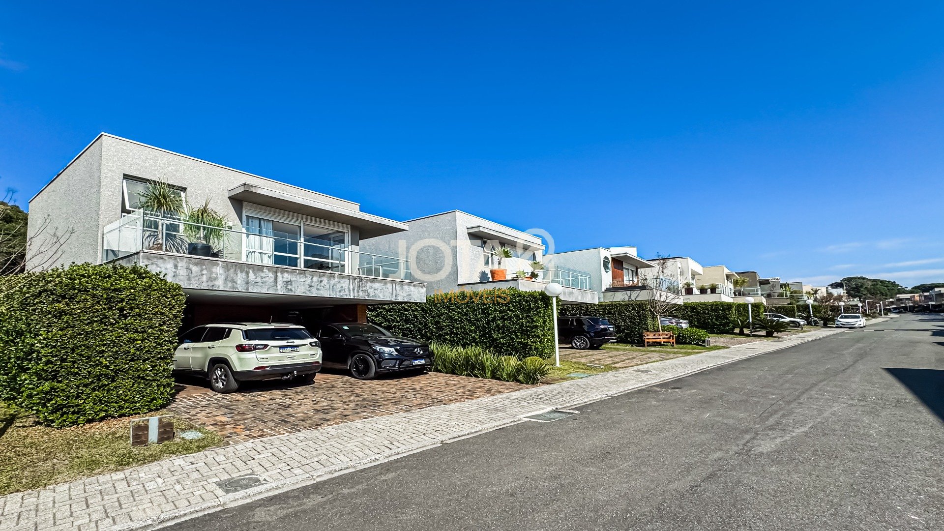 CASA NO GRAND GARDEN COM 3 SUITES E PISCINA