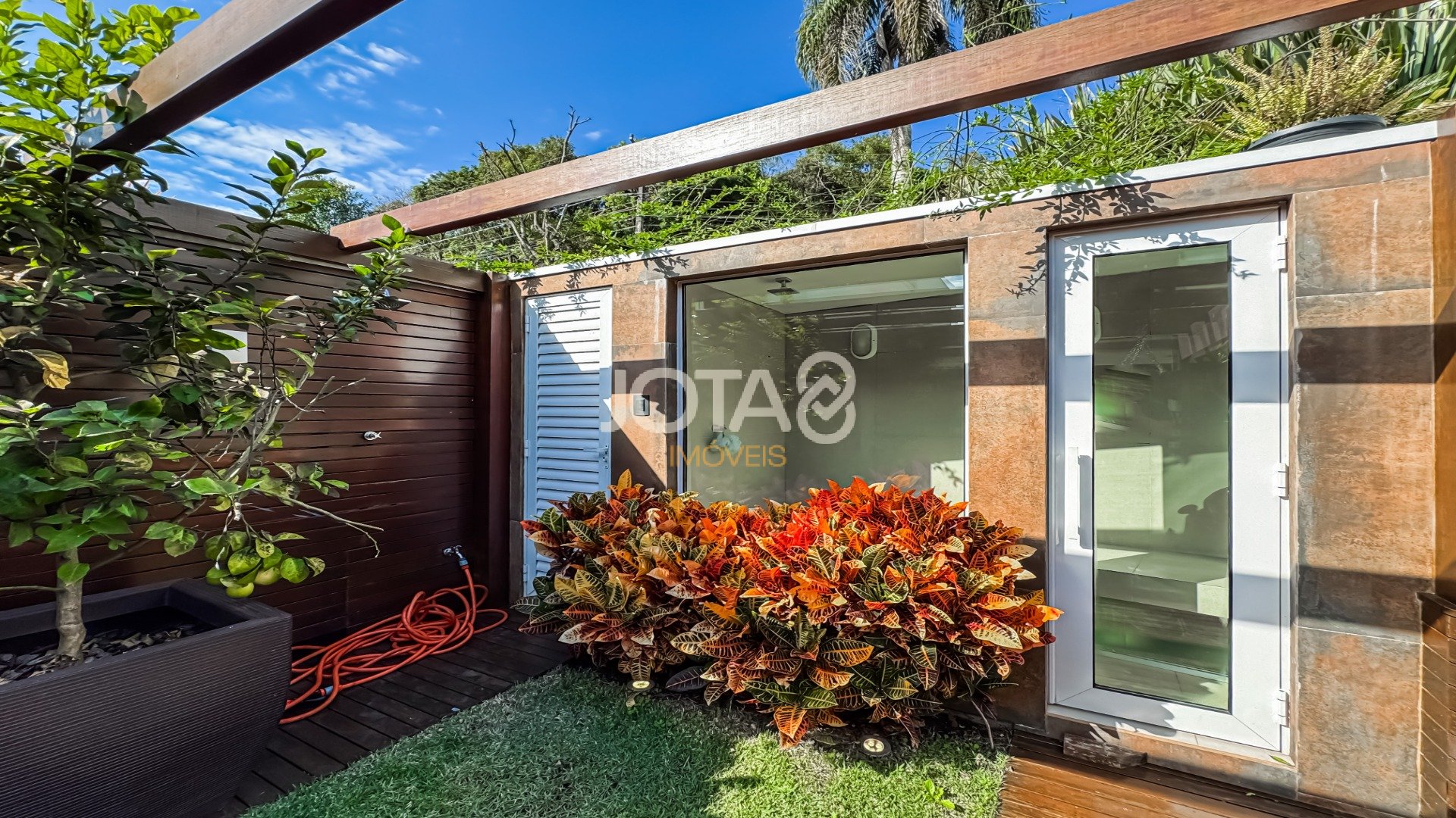 CASA NO GRAND GARDEN COM 3 SUITES E PISCINA