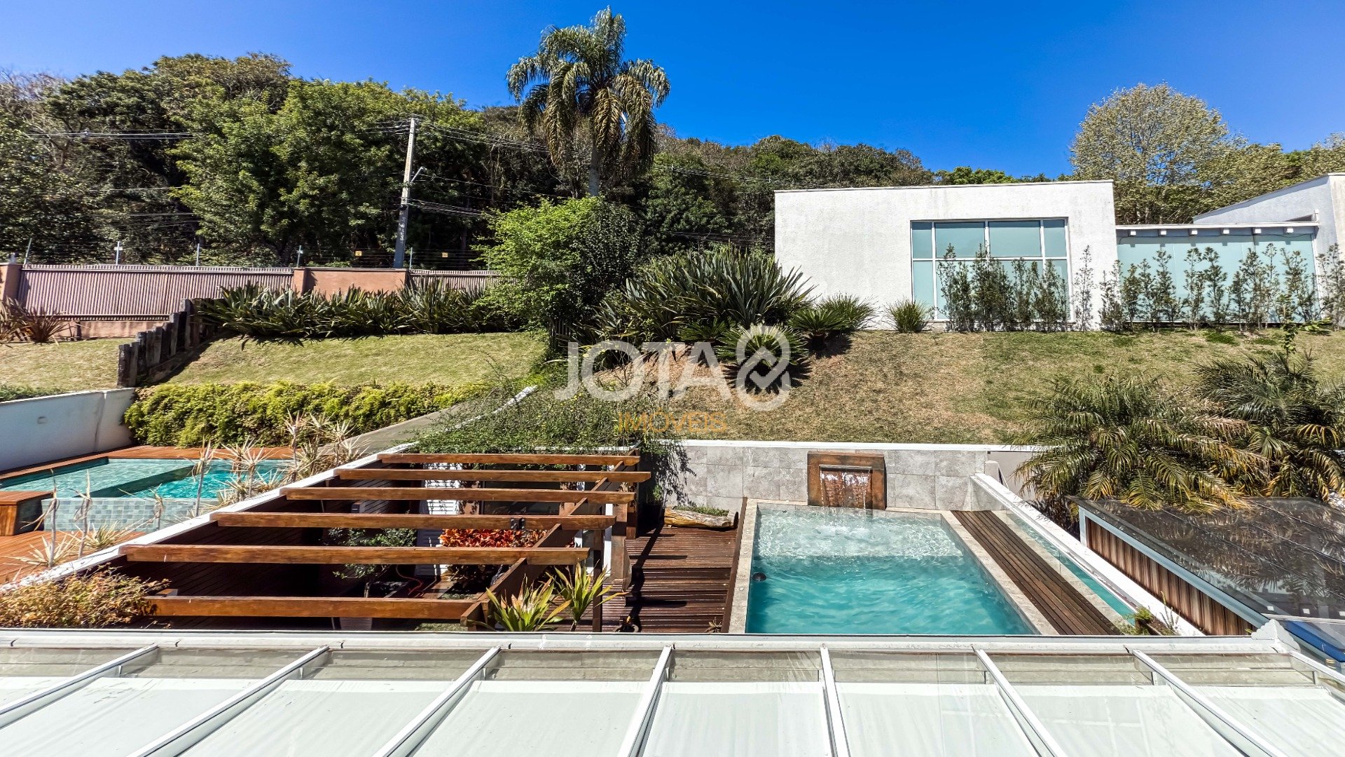 CASA NO GRAND GARDEN COM 3 SUITES E PISCINA